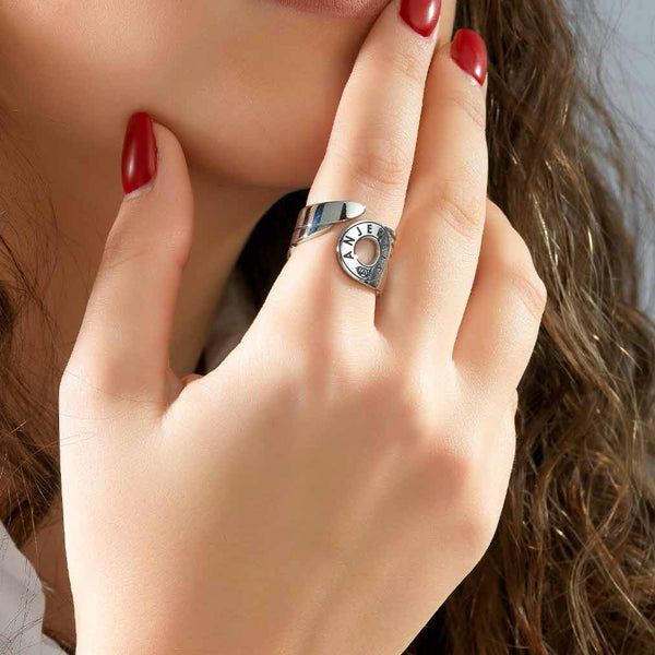 Elegant hand wearing AN JEWELS JEWELRY Mod. AL.RFY01S-8 ring, showcasing intricate design and craftsmanship.