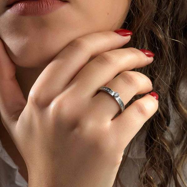 Woman wearing AN JEWELS JEWELRY Mod. AR.R1NS01SC-8 silver ring with red nails, showcasing elegance and style.