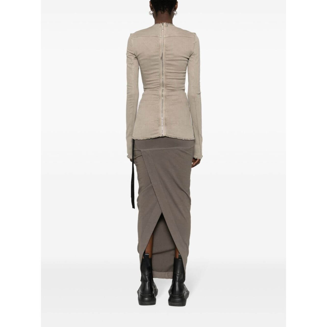 Front view with bag zipped and handles upright.