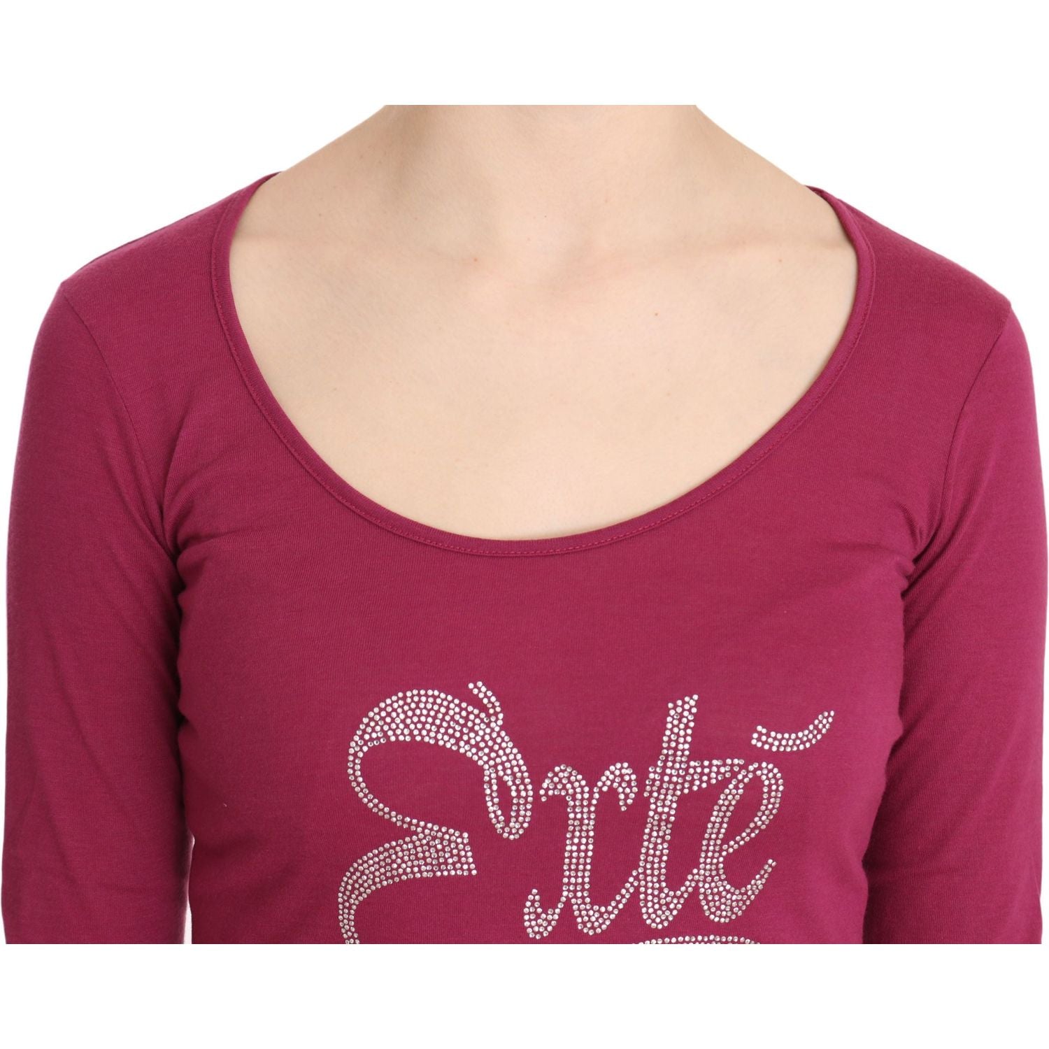 بلوزة إكستي أنيقة بأكمام طويلة ومزينة بالكريستال باللون الوردي