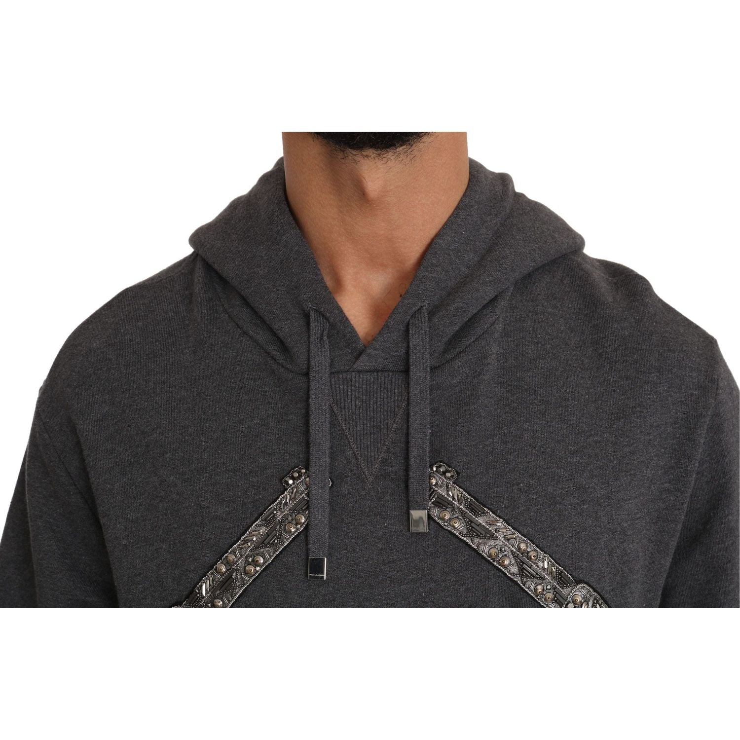 سترة دولتشي آند غابانا رمادية اللون مزينة بقلب كريستالي وبندقية