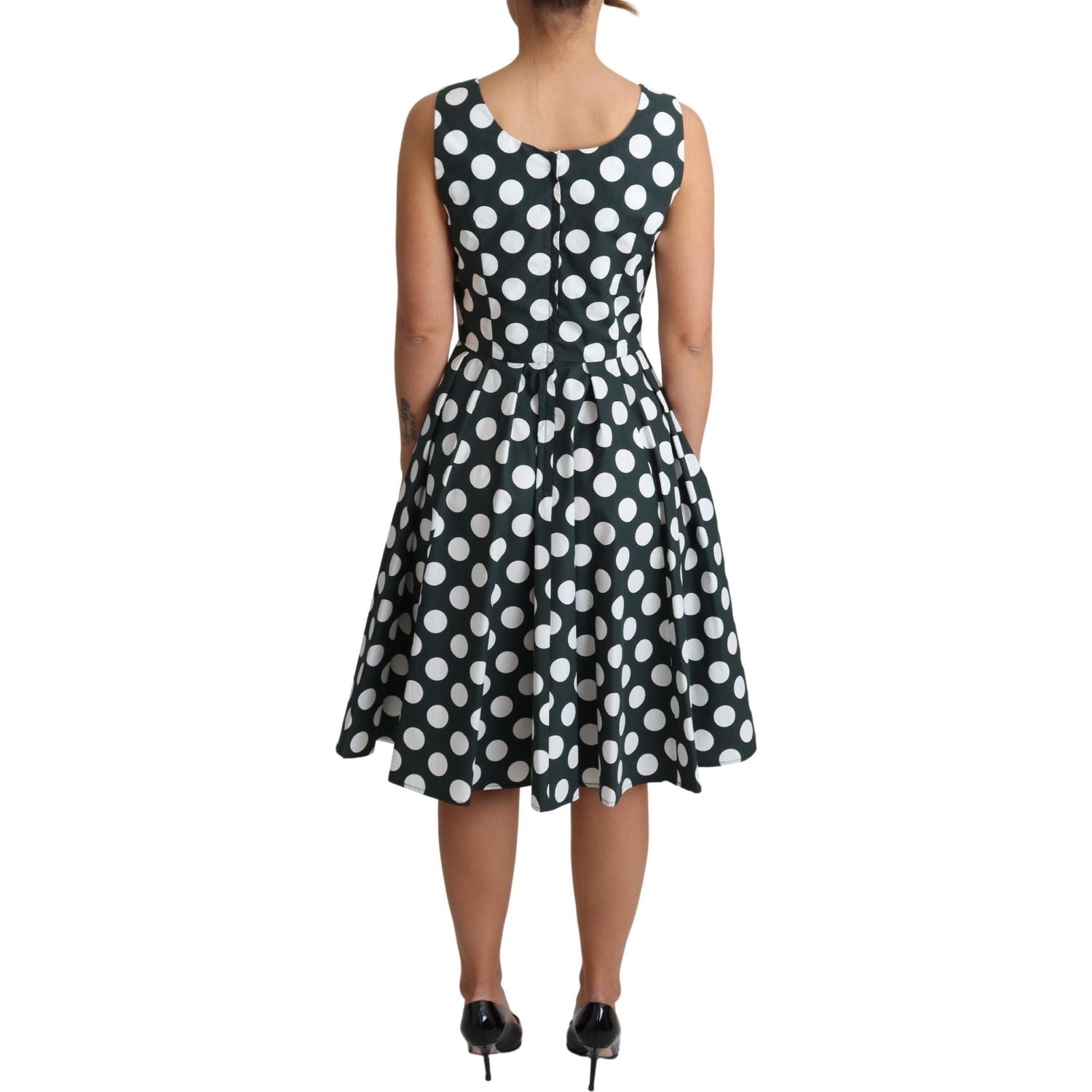 فستان دولتشي آند غابانا الأنيق المنقط بدون أكمام