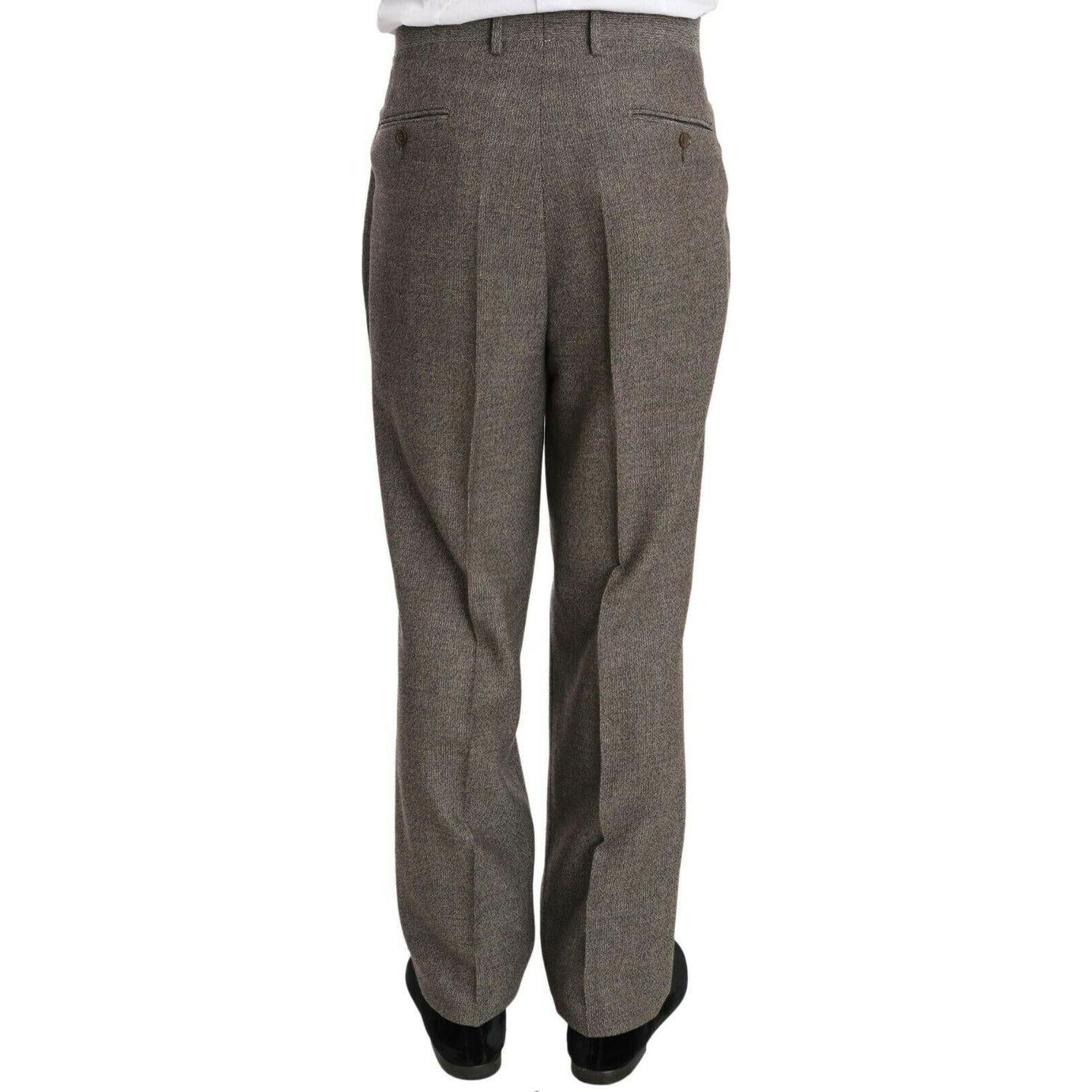 بدلة رجالية أنيقة من الصوف باللون البني الفاتح من فندي