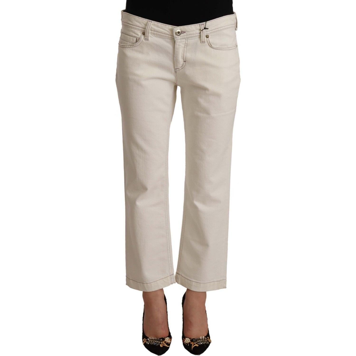 بنطلون جينز قصير أنيق باللون الأبيض الفاتح من دولتشي آند غابانا - قطعة أساسية يجب اقتناؤها من قِبَل عاشقات الموضة