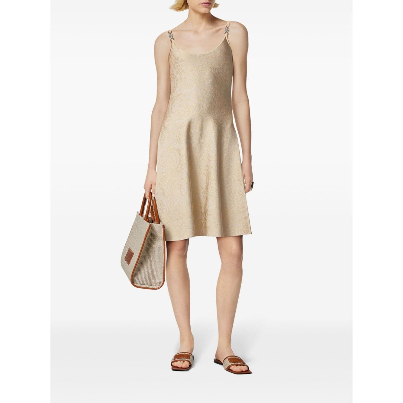 فساتين فيرساتشي باللون البيج