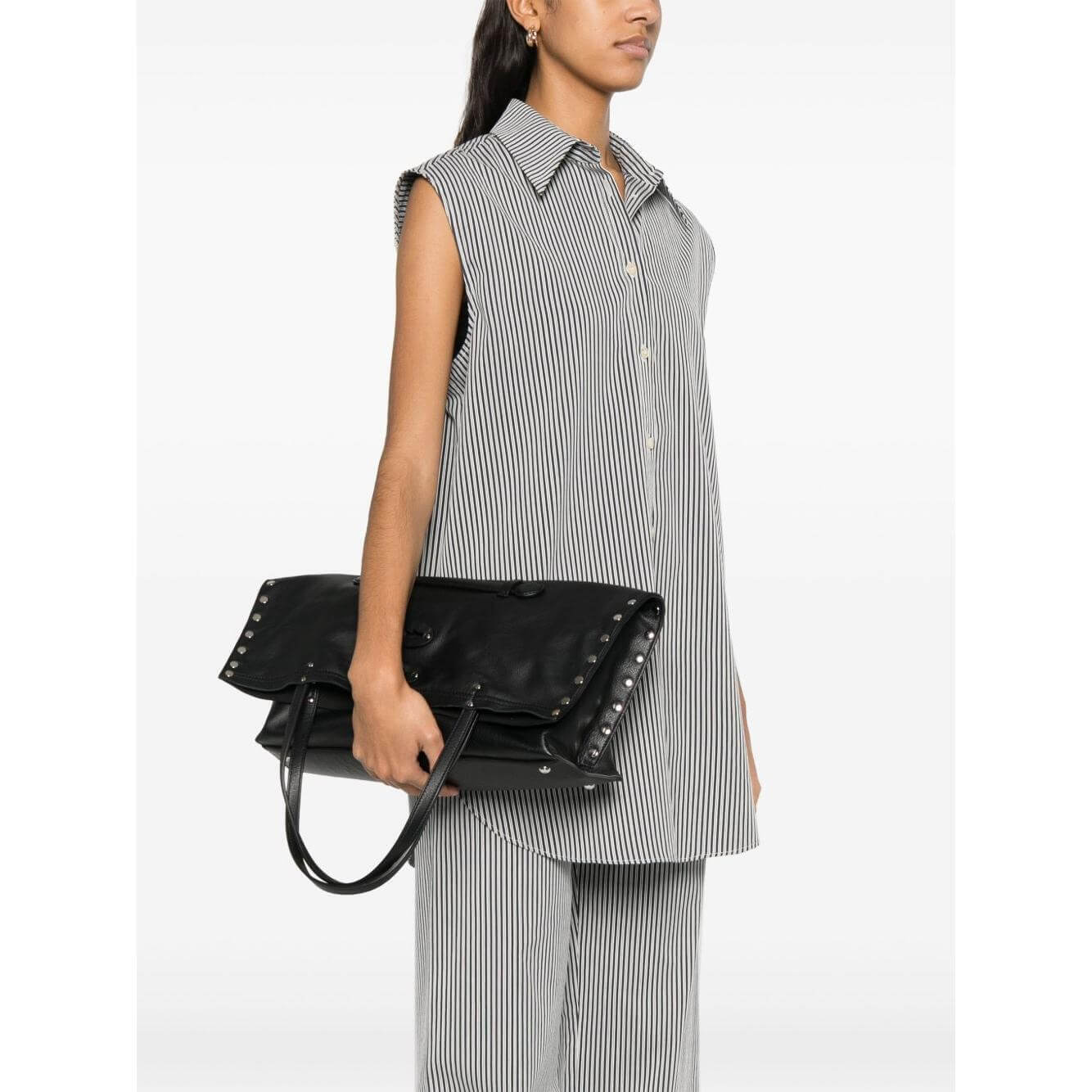Front view with bag zipped and handles upright.