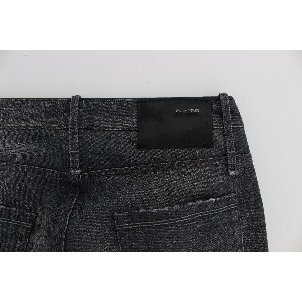 ارتقِ بأسلوبك مع الجينز الرمادي الخالد