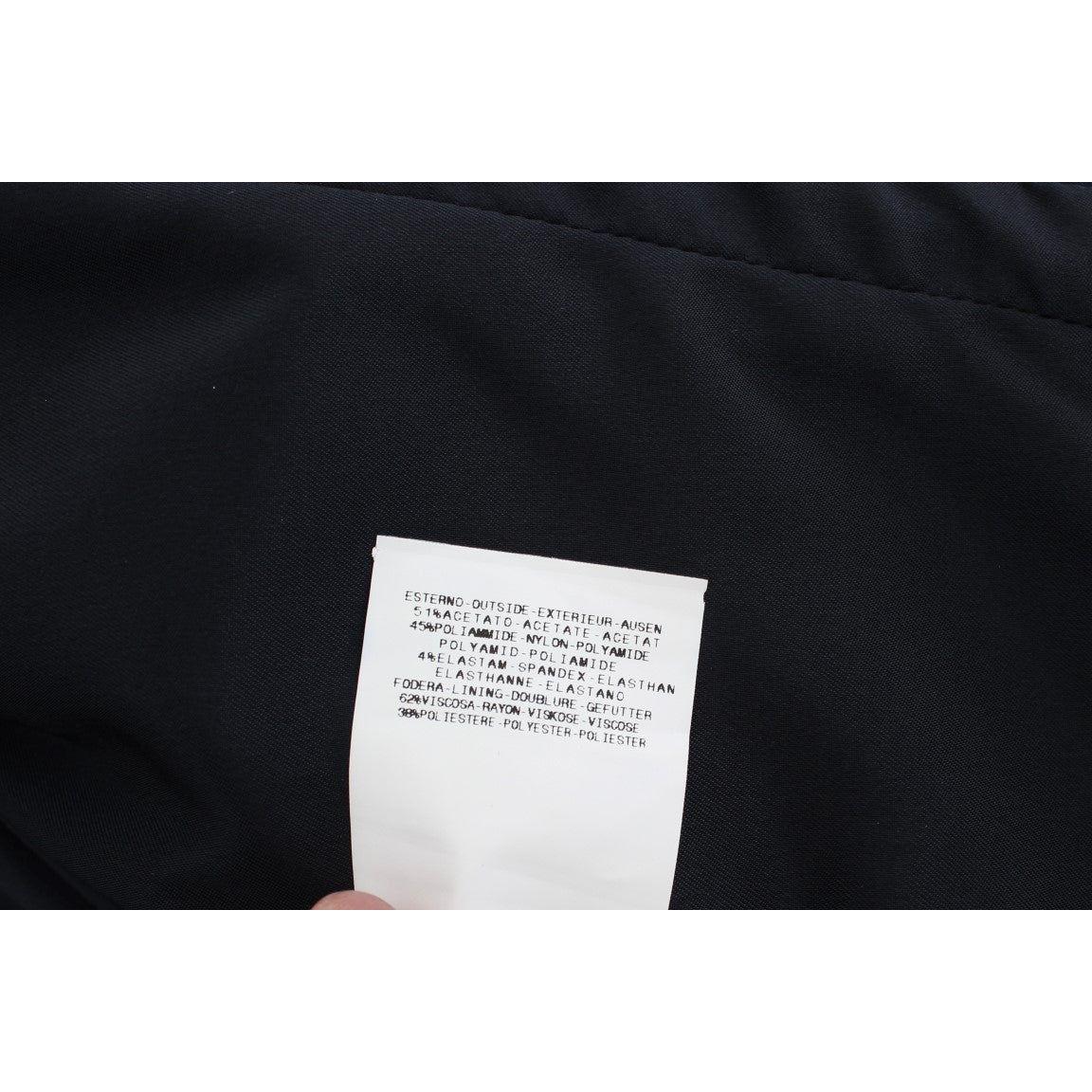 سترة بليزر زرقاء أنيقة بتصميم أنيق