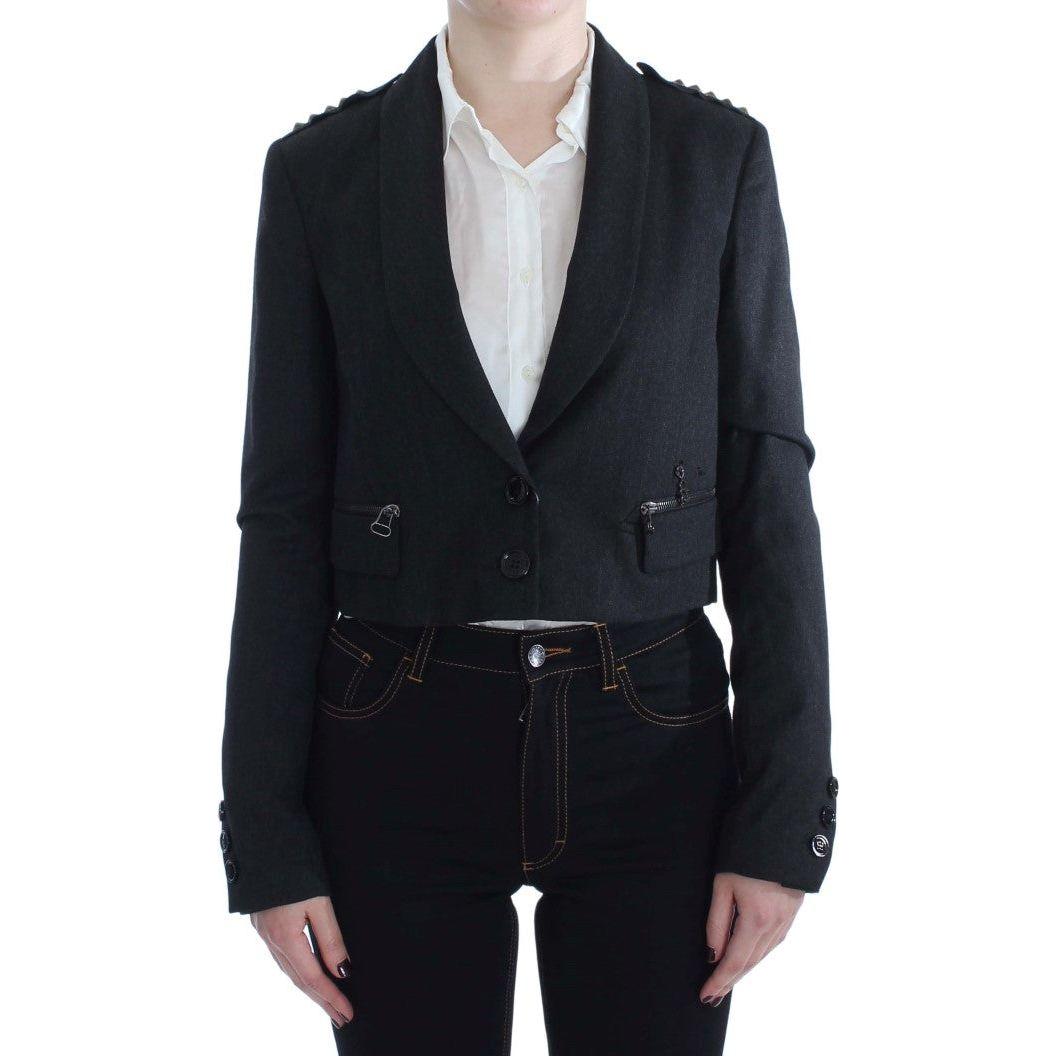 سترة بليزر أنيقة باللون الرمادي وأزرار ذهبية اللون