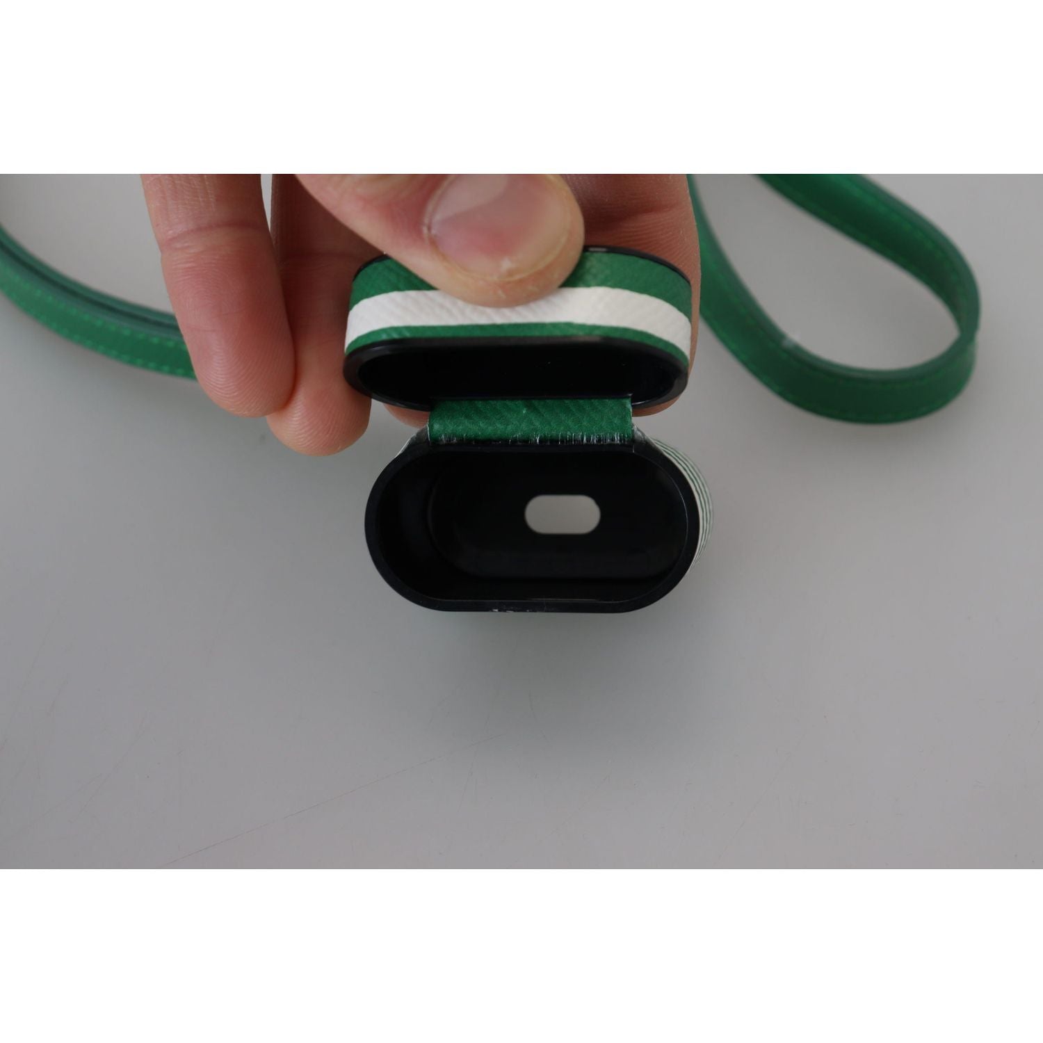 حافظة جلدية أنيقة لسماعات Airpods من Dolce &amp; Gabbana - لون أخضر فاتح