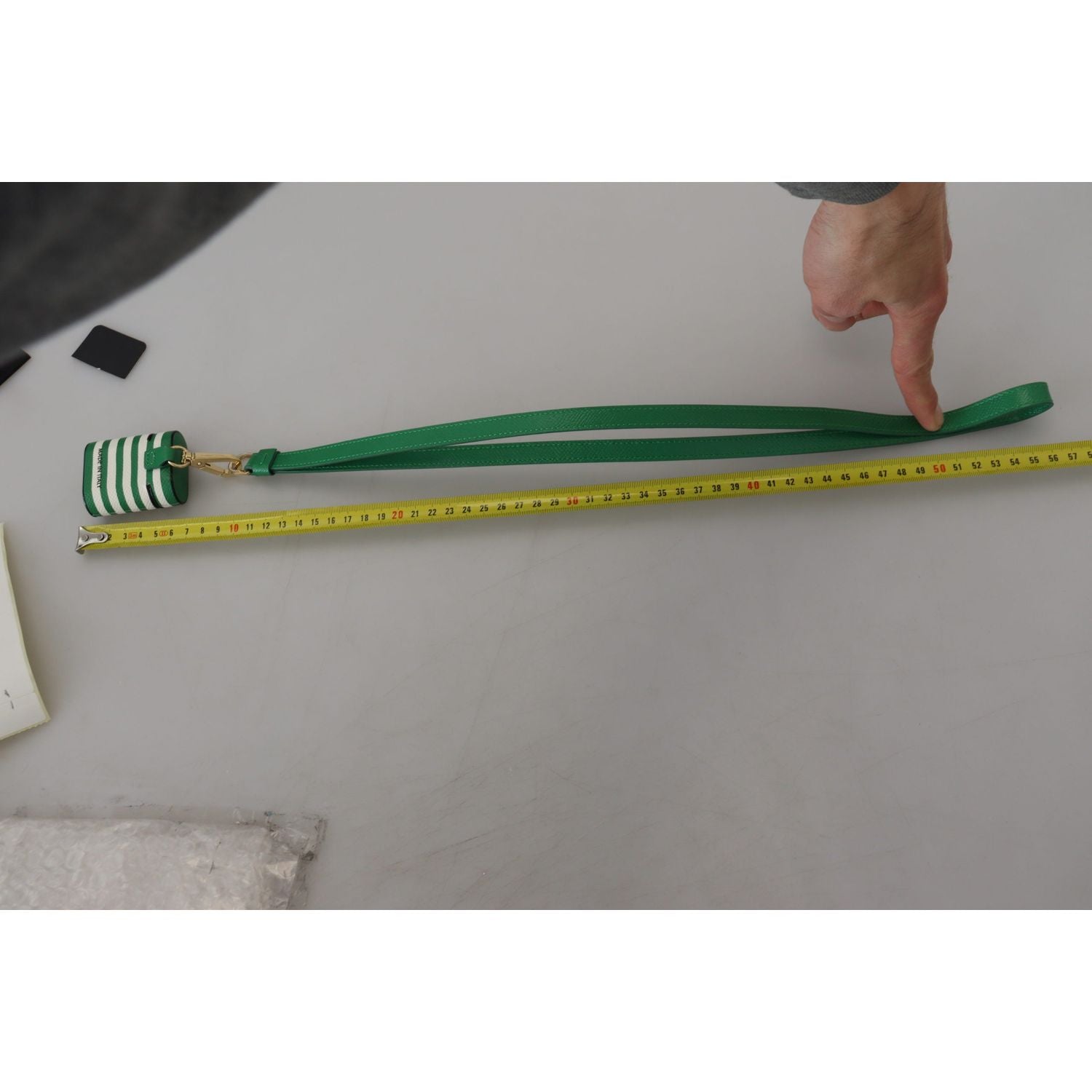 حافظة جلدية أنيقة لسماعات Airpods من Dolce &amp; Gabbana - لون أخضر فاتح