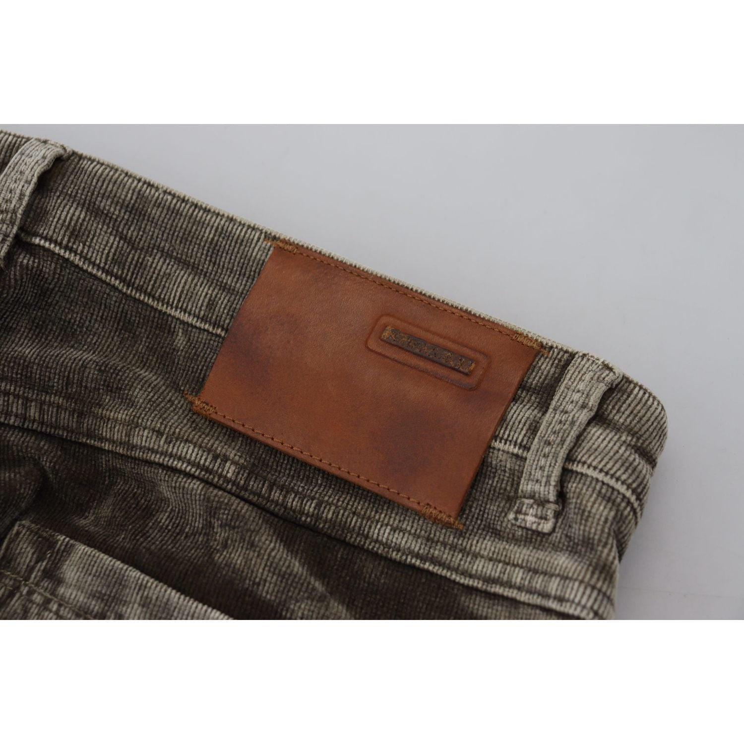 بنطلون مخملي رمادي أنيق مع لمسة عصرية