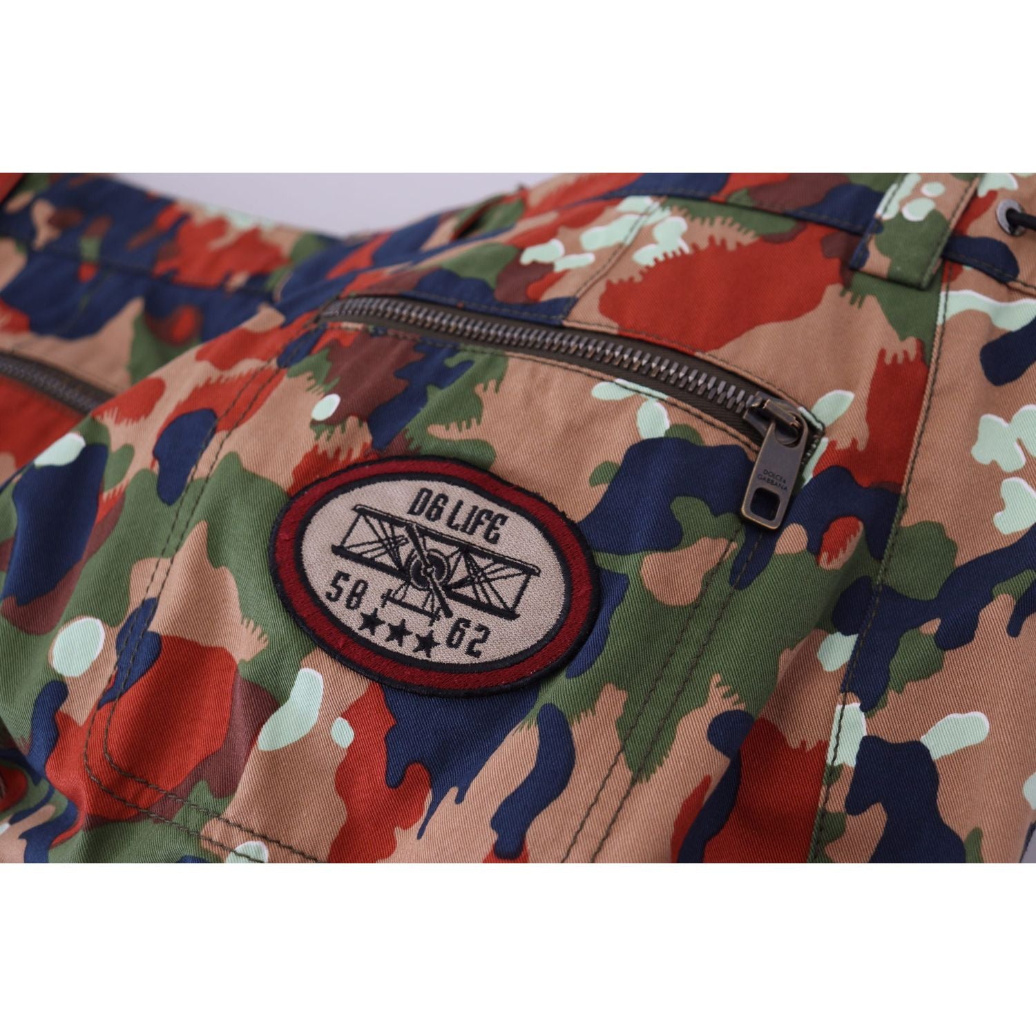 شورت كارجو متعدد الألوان من تصميم دولتشي آند غابانا الإيطالي