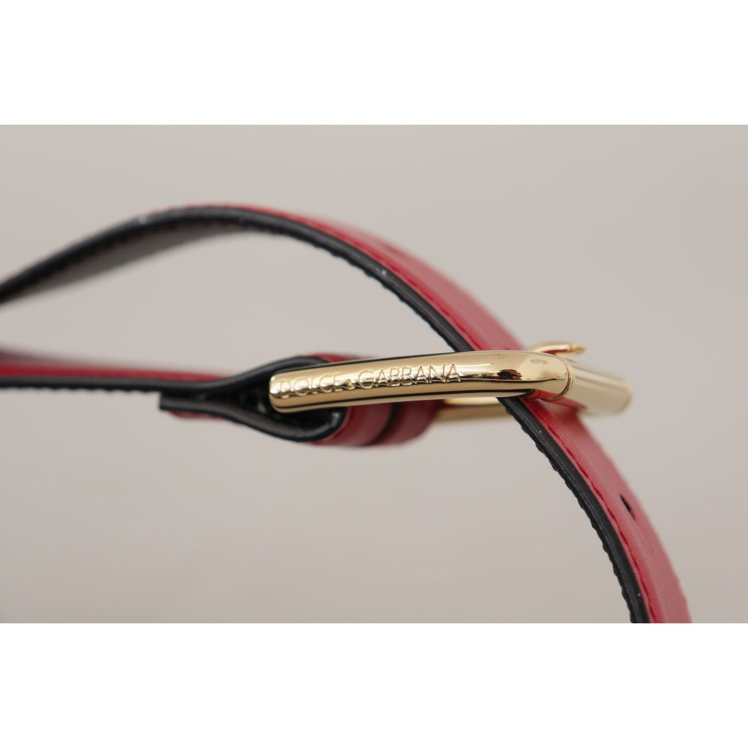 حزام جلدي أحمر أنيق من دولتشي آند غابانا بإبزيم ذهبي اللون