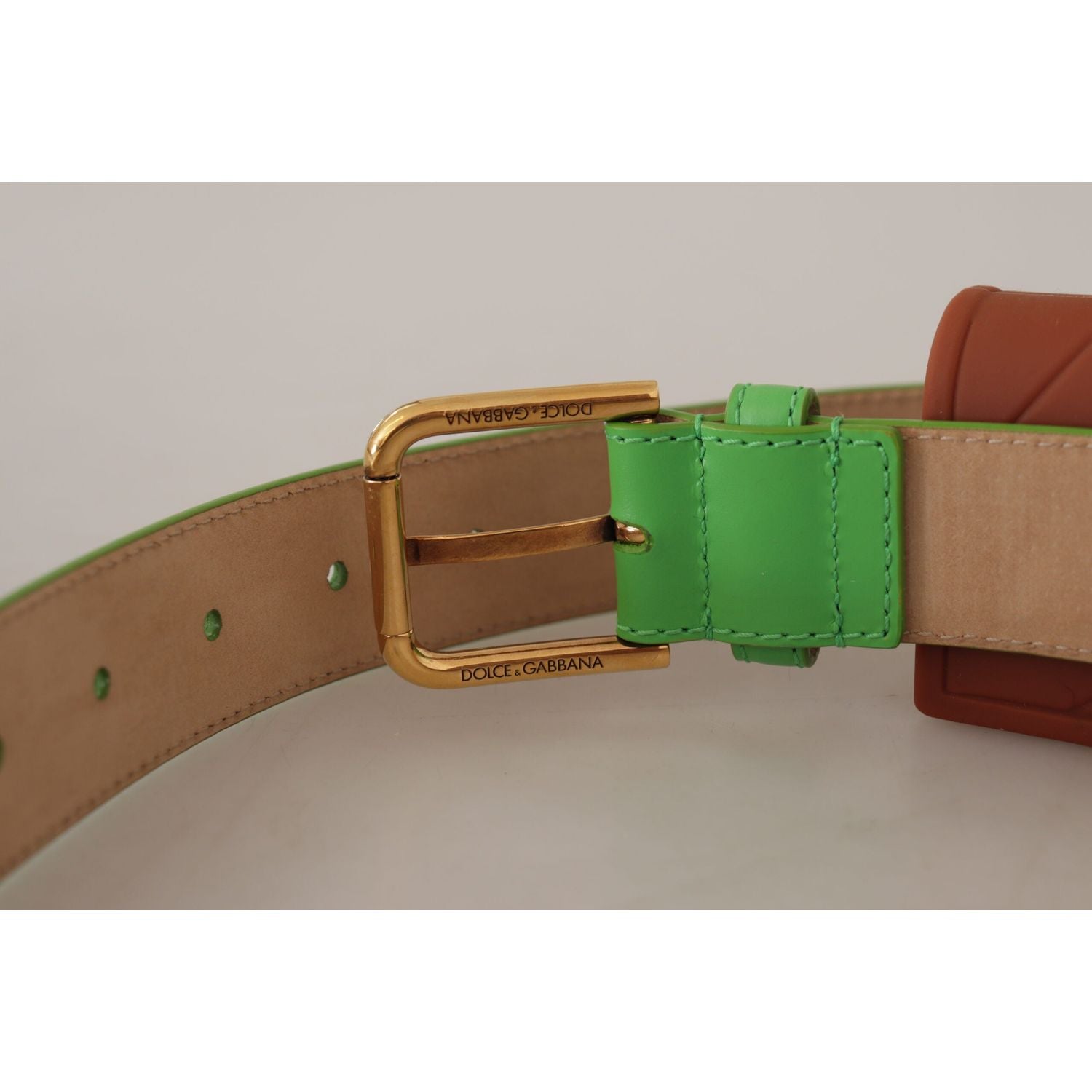 حزام دولتشي آند غابانا الأنيق المصنوع من الجلد باللون الزمردي مع مشبك محفور