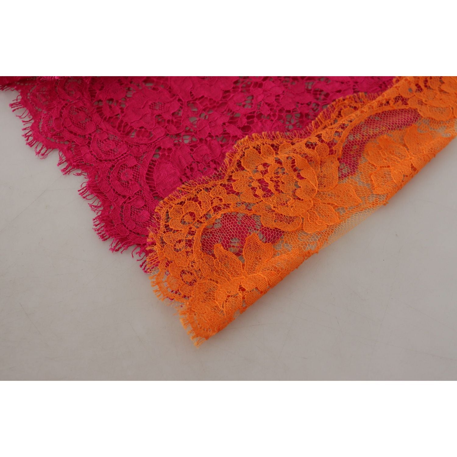 شورت أنيق من الدانتيل بخصر عالٍ من دولتشي آند غابانا بدرجات لونية مزدوجة