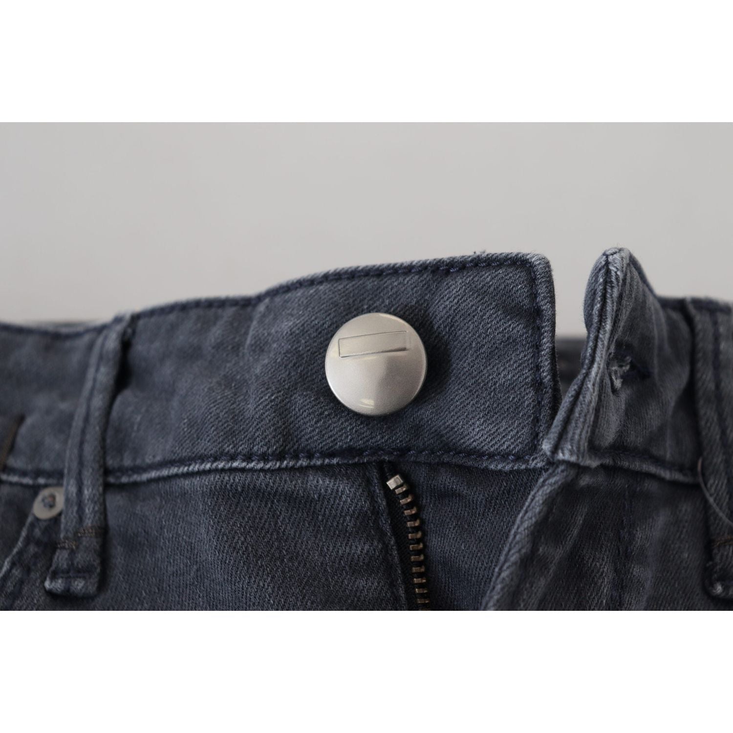 بنطلون جينز ضيق بخصر منخفض باللون الرمادي من Acht Chic