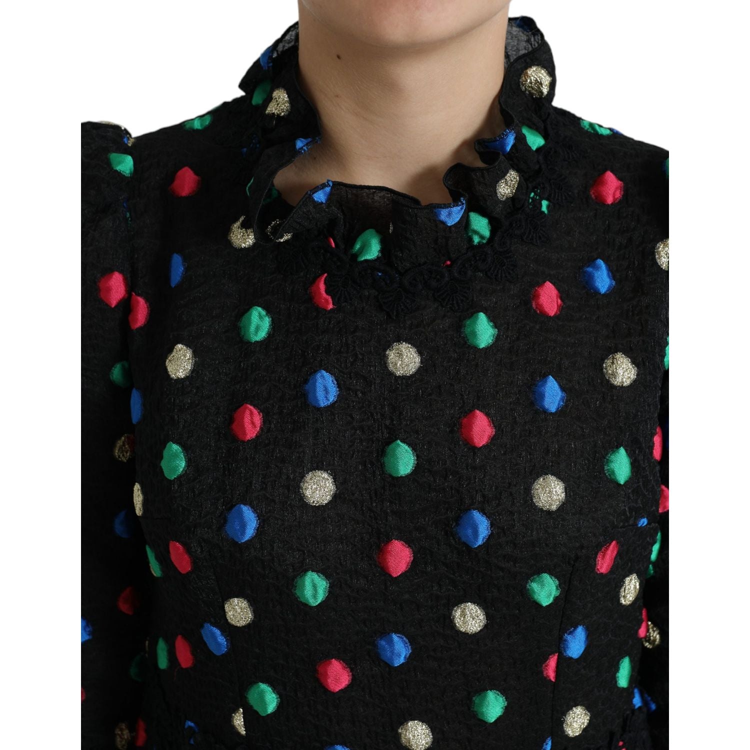 فستان متوسط ​​الطول أنيق من دولتشي آند غابانا بنقاط البولكا وفتحة رقبة عالية