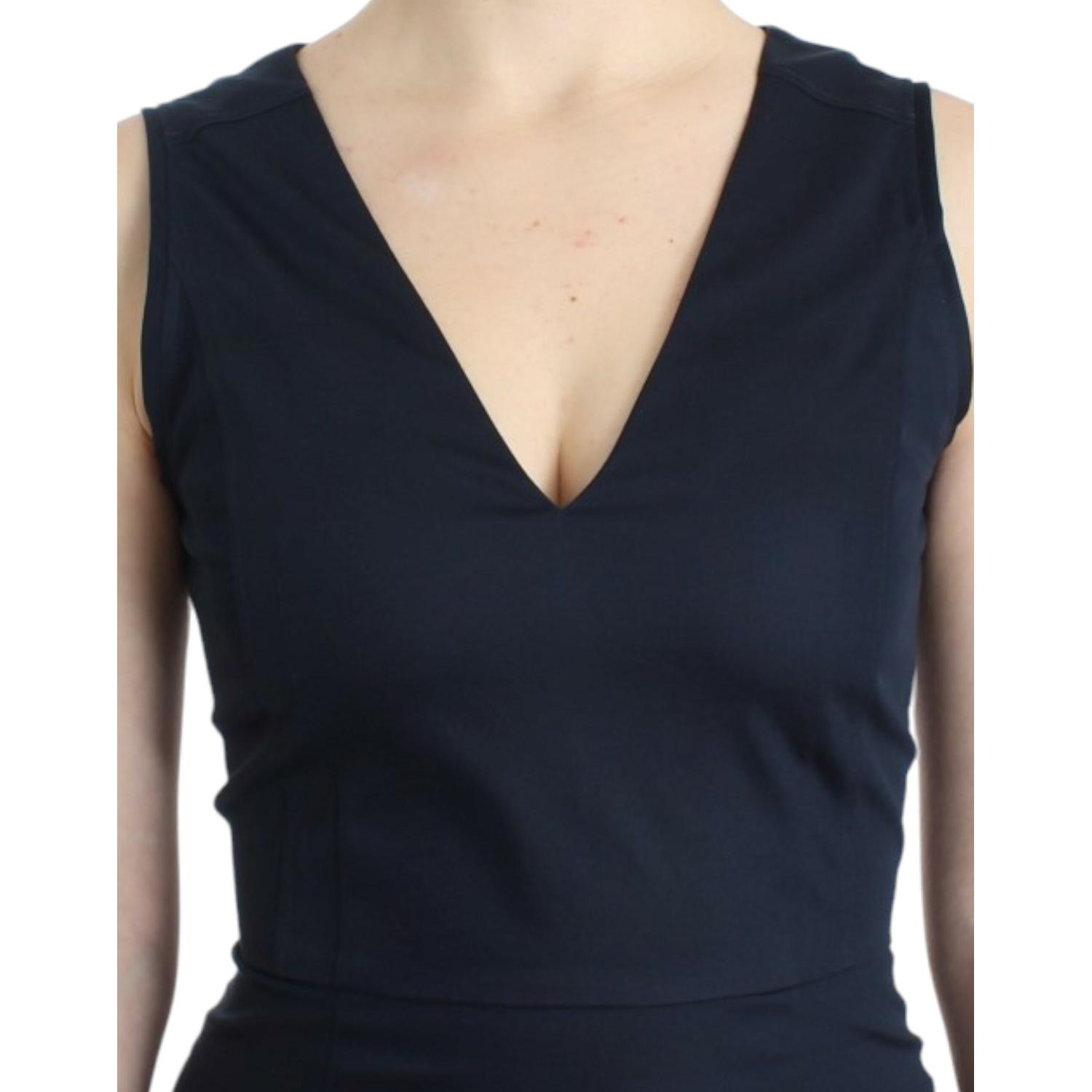 فستان أزرق أنيق بطول الركبة وفتحة رقبة على شكل حرف V من مجموعة Costume National