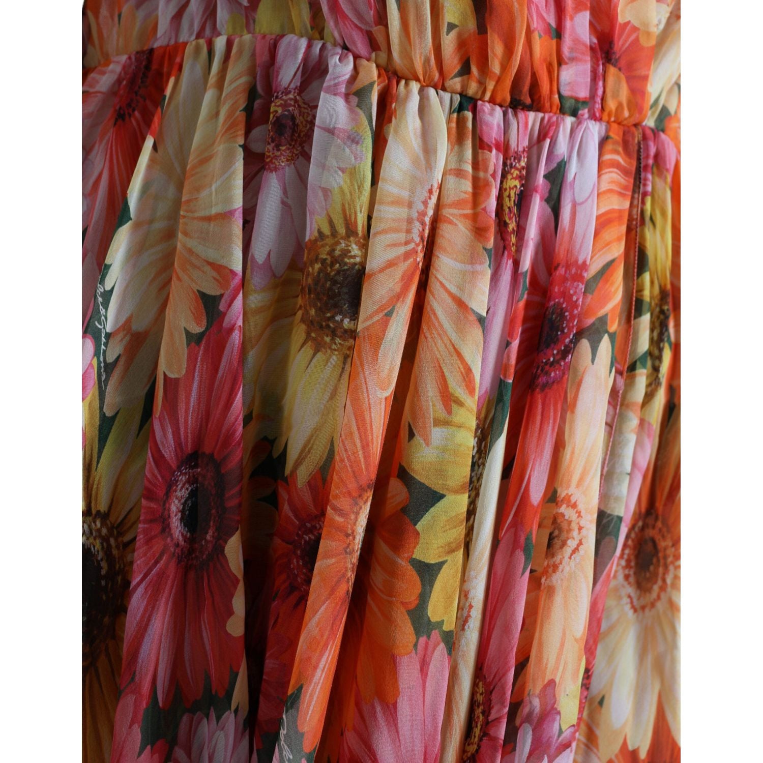 فستان حريري متوسط ​​الطول من دولتشي آند غابانا بطبعة زهور أنيقة مع رقبة على شكل حرف V