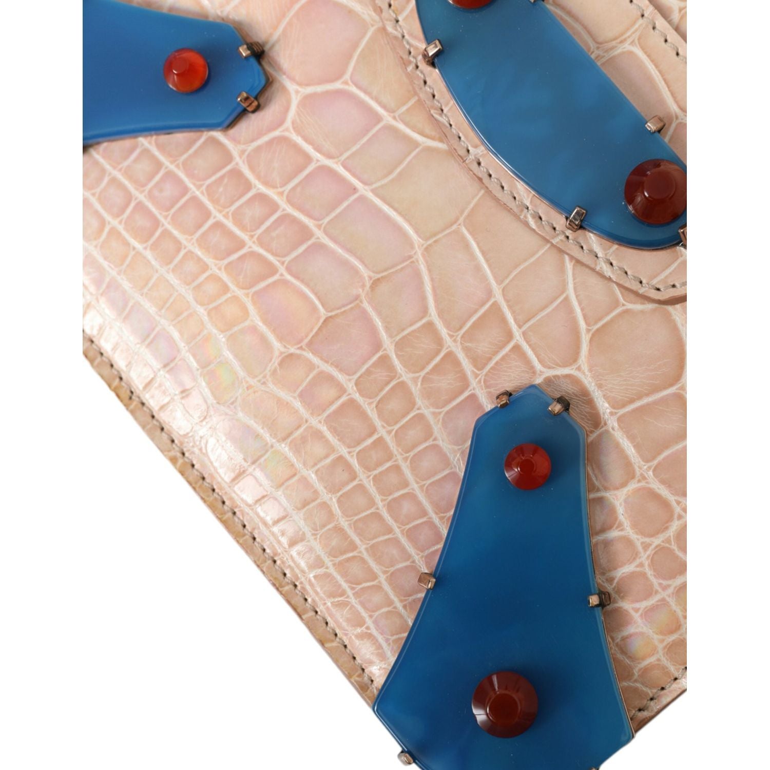 حقيبة كلاتش صغيرة أنيقة باللون البيج من Balenciaga لإطلالة مسائية أنيقة