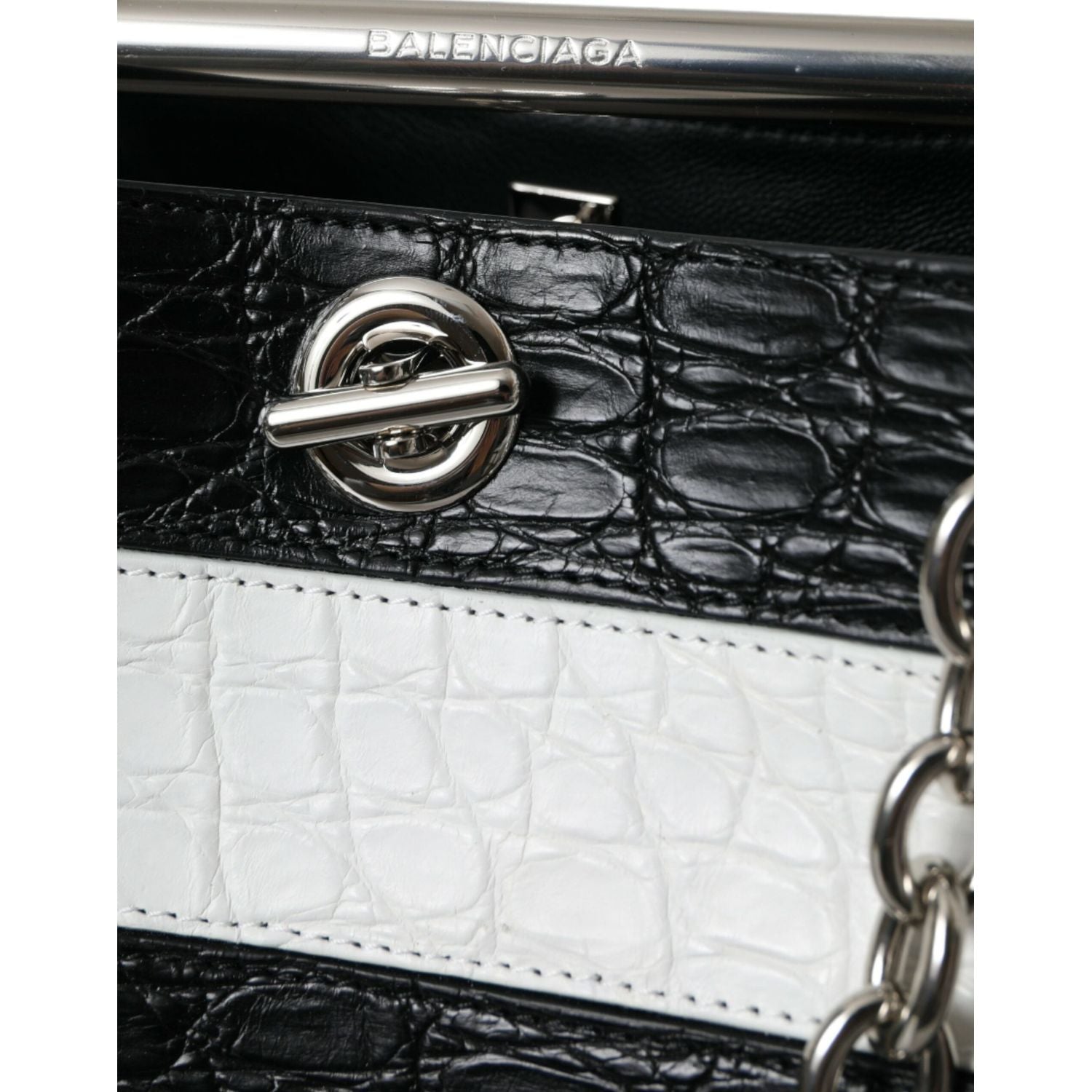 حقيبة ماكسي دلو أنيقة من جلد التمساح من Balenciaga
