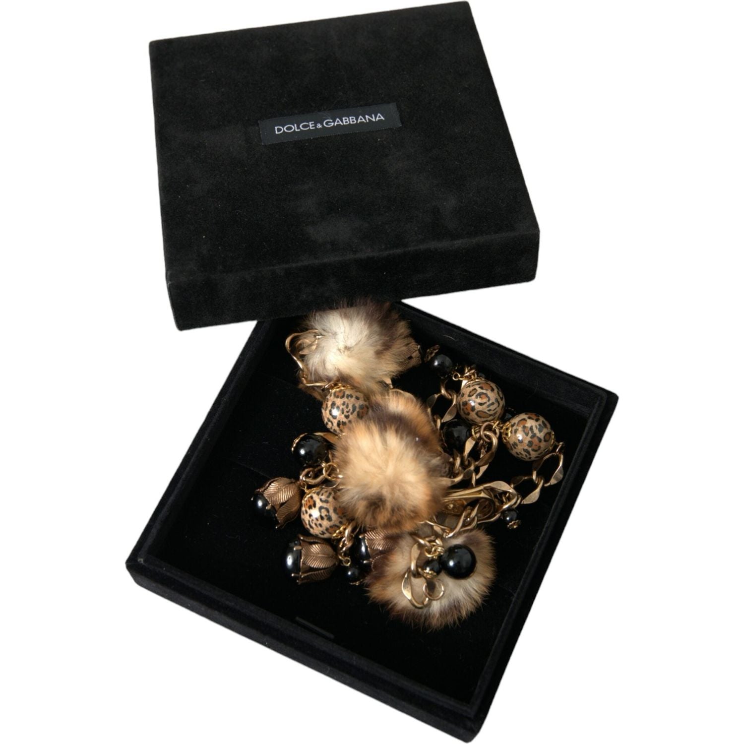 حزام من الذهب والنحاس من دولتشي آند غابانا بسلسلة من فرو النمر واللؤلؤ