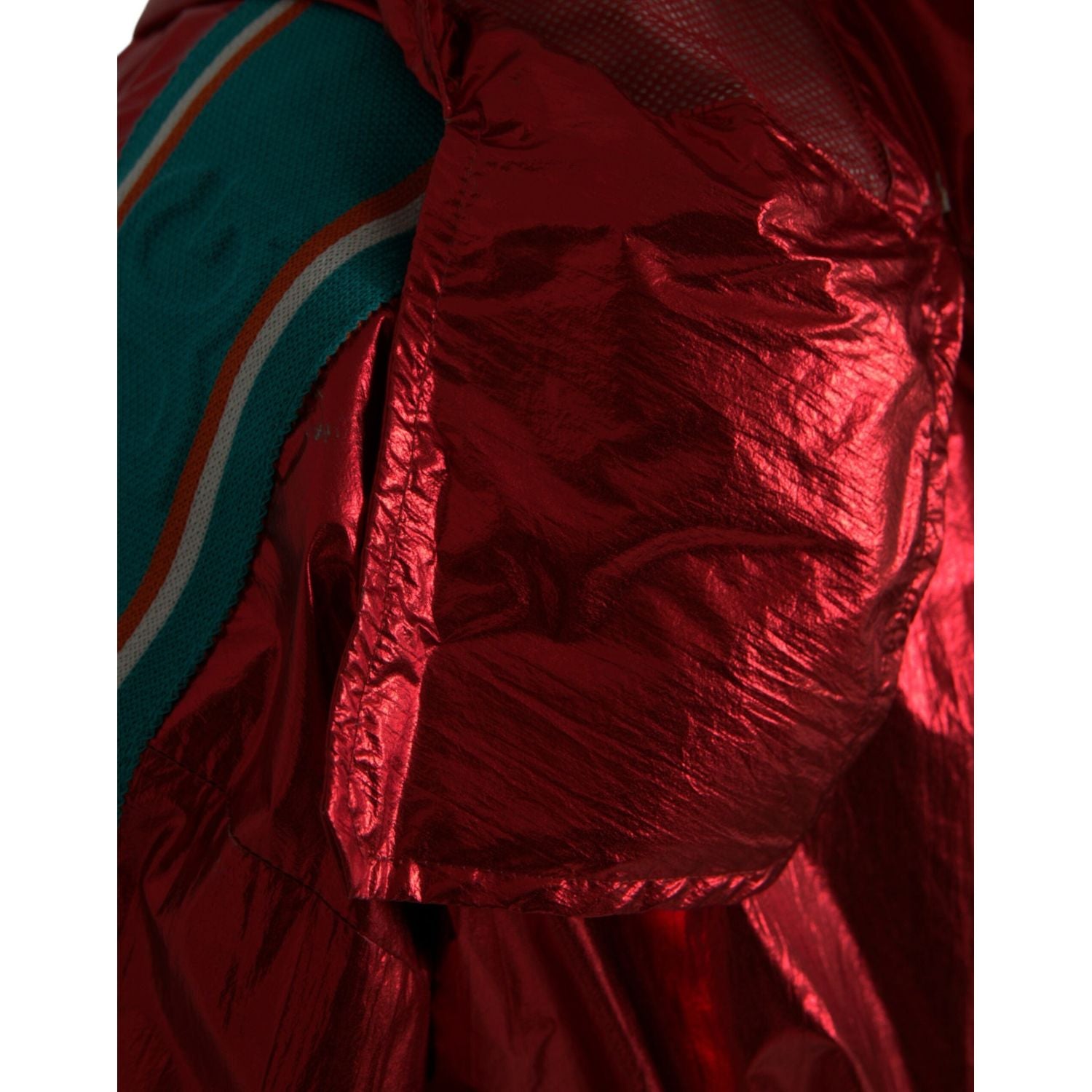 سترة سويت شيرت بغطاء رأس من النايلون باللون الأحمر من دولتشي آند غابانا