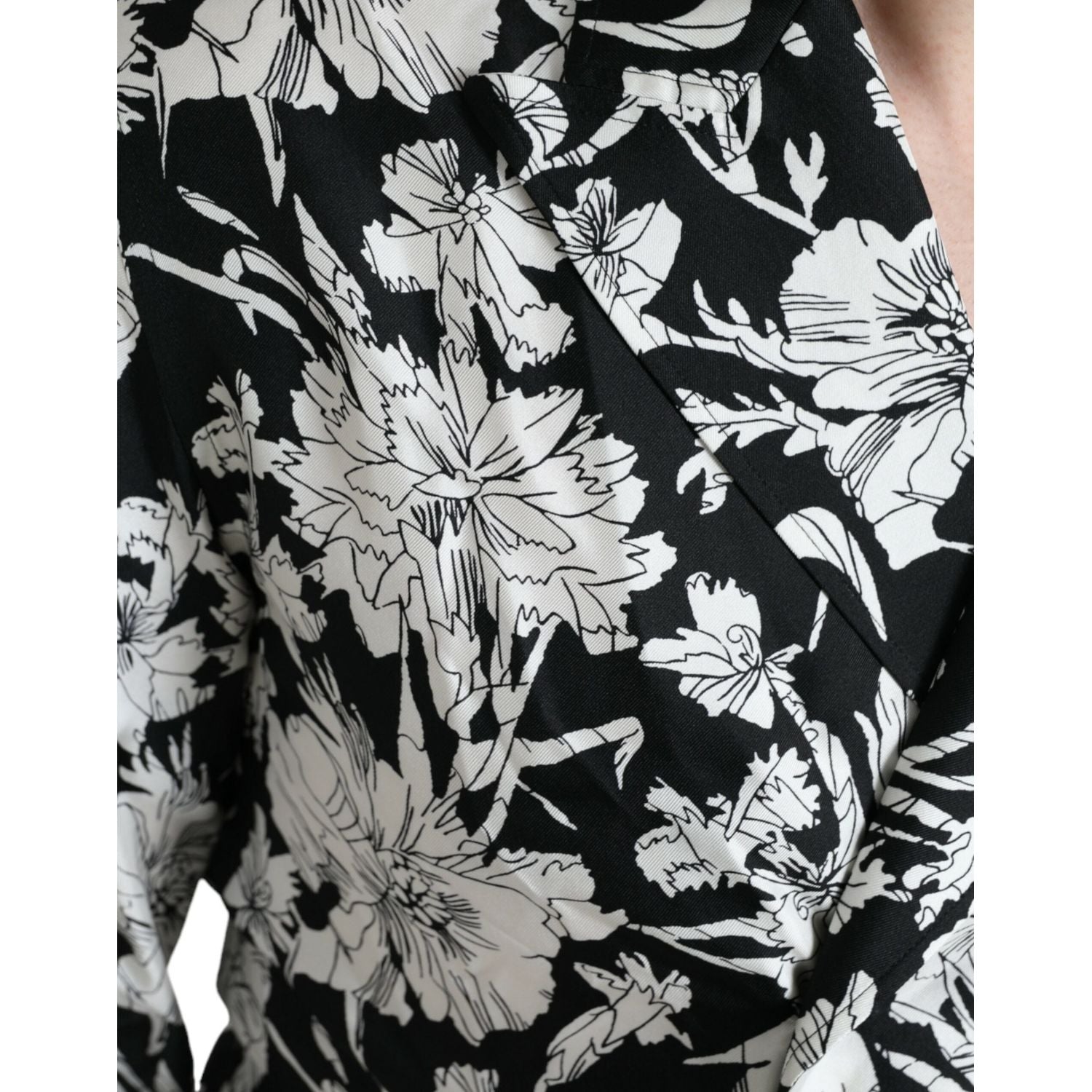 قميص دولتشي آند غابانا كاجوال بأزرار مزين بالزهور باللونين الأسود والأبيض