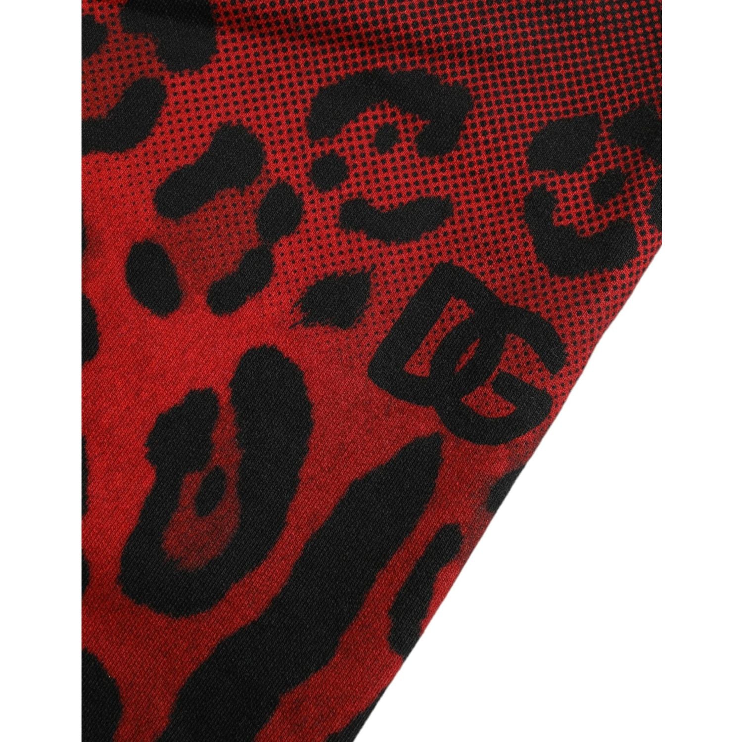 شورت برمودا من القطن بطبعة جلد النمر باللون الأحمر من دولتشي آند غابانا