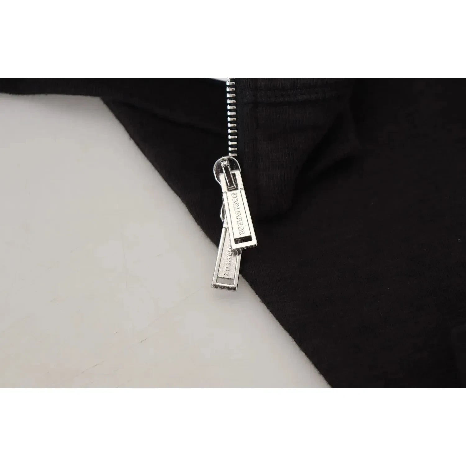 سترة Dsquared² سوداء مزينة بسحّاب كامل وغطاء رأس