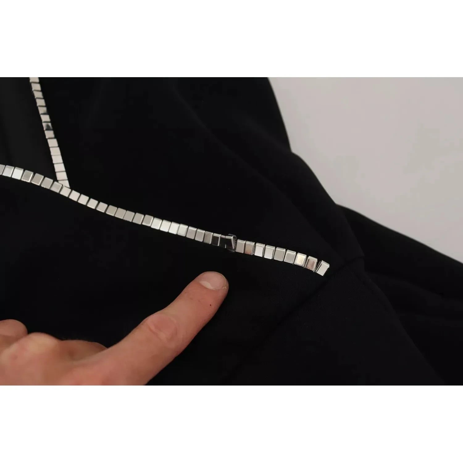 فستان جمبسوت أسود بدون أكمام بفتحة على شكل حرف V من Dsquared²