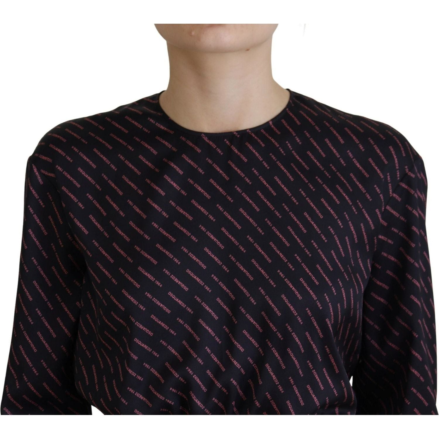 فستان قصير من Dsquared² بطبعة شعار باللون الأسود وأكمام طويلة وقصة A