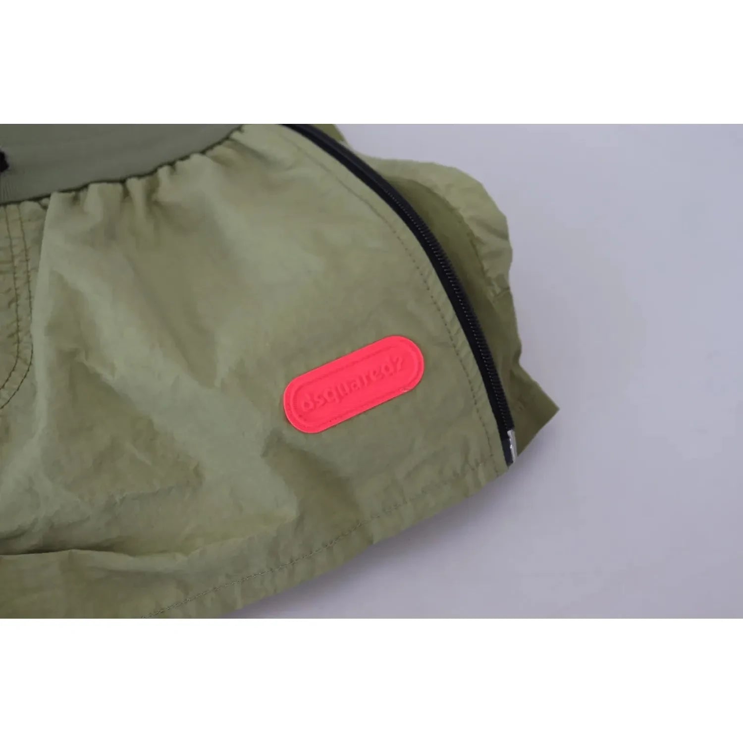 شورت قصير من القطن باللون الأخضر من Dsquared² بخصر متوسط ​​وسلك سحب