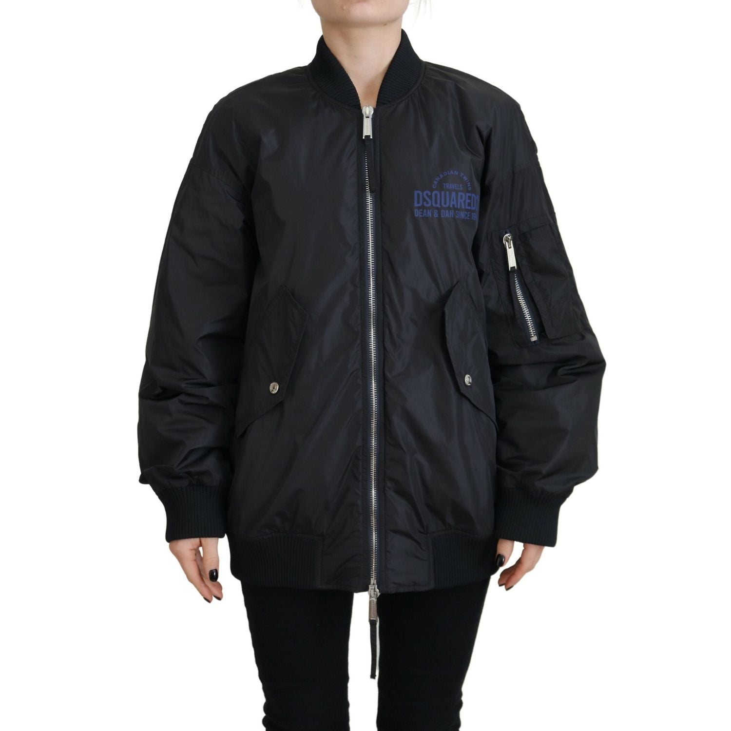 جاكيت بومبر نسائي بسحاب كامل وطبعة شعار Dsquared² باللون الأسود