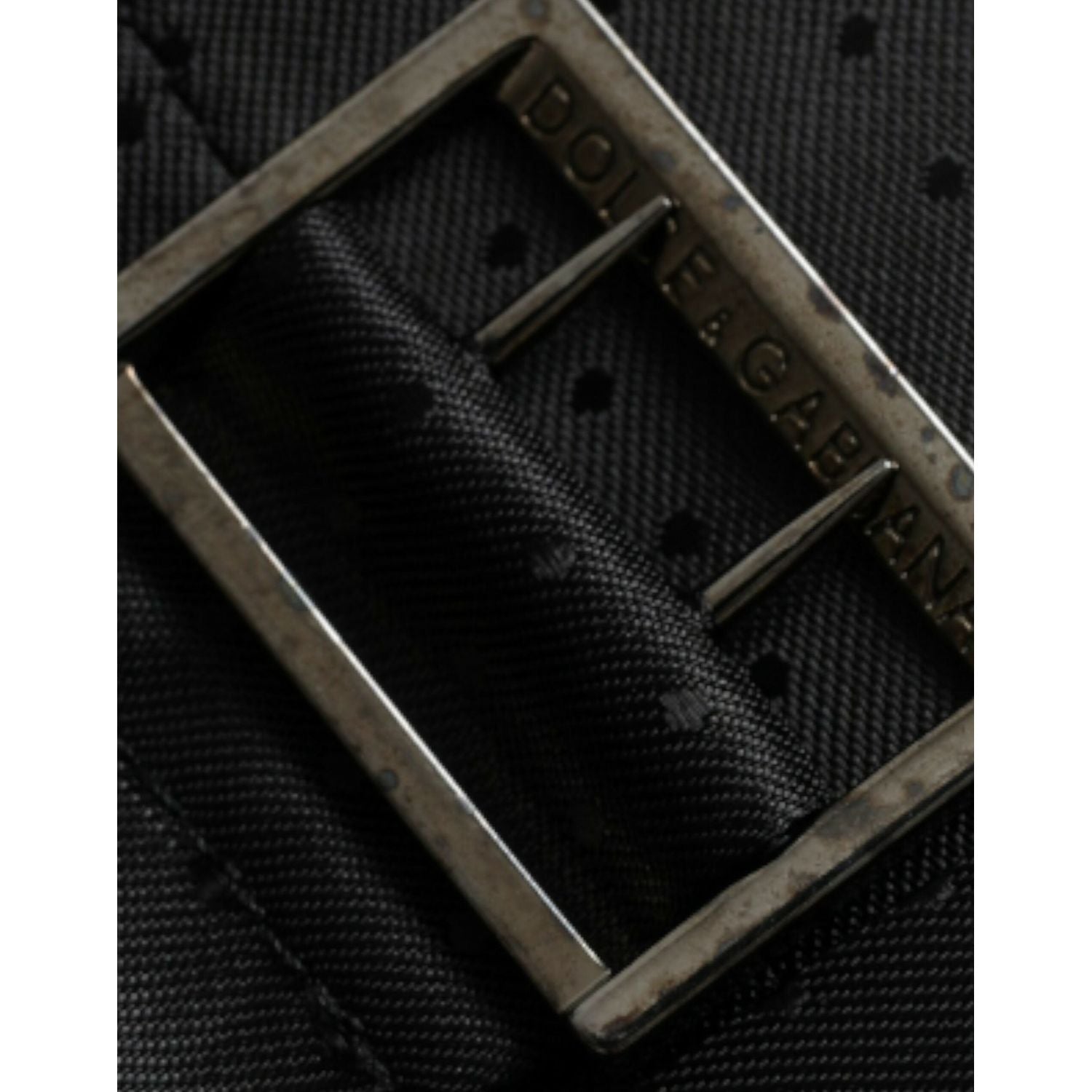 فستان دولتشي آند غابانا من الحرير الساتان باللون العنابي مع سترة رسمية