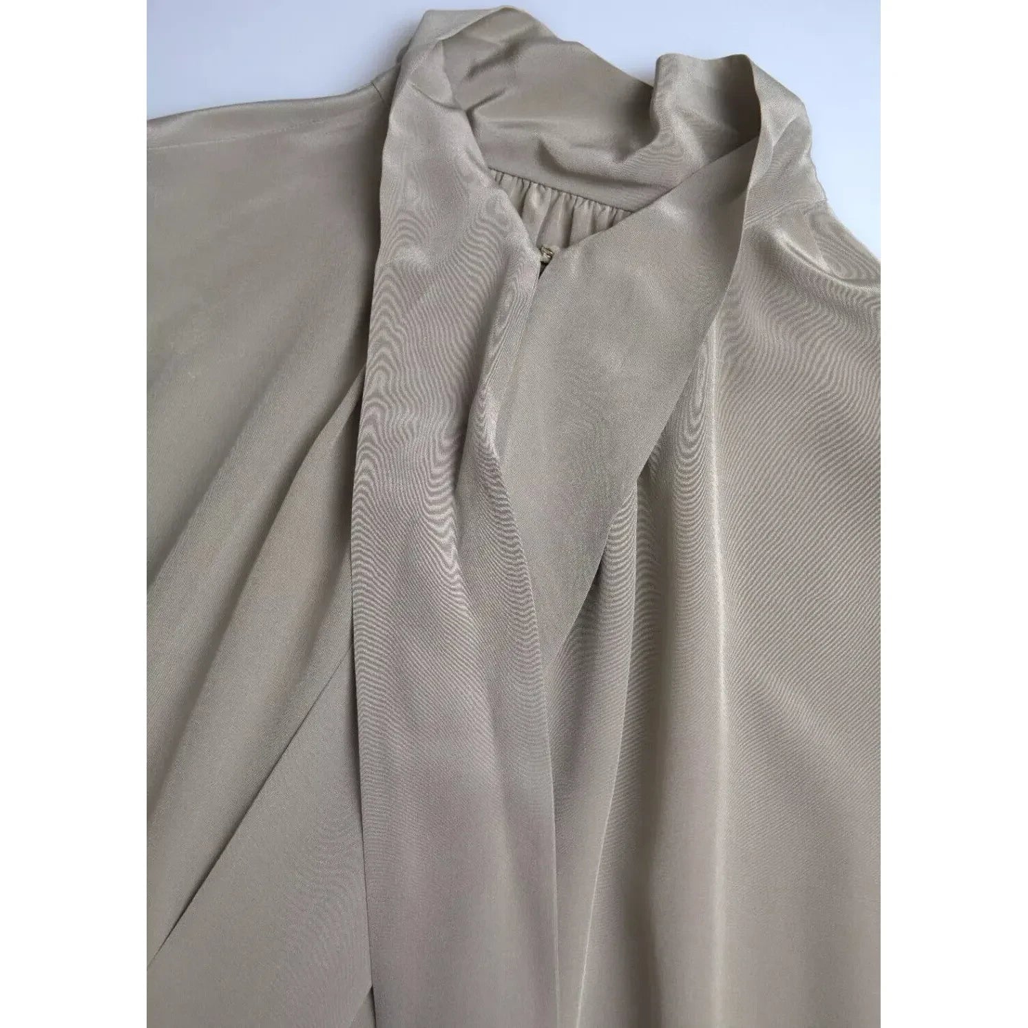 بلوزة دولتشي آند غابانا رمادية اللون بأكمام طويلة وياقة عالية