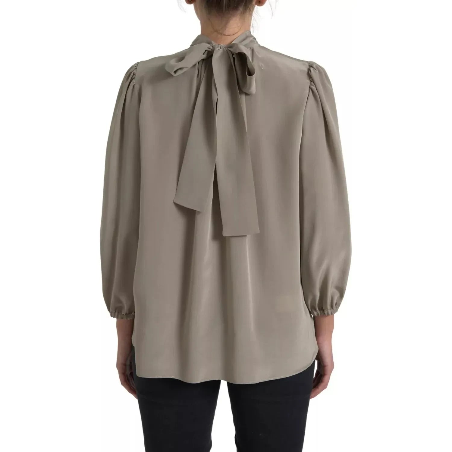 بلوزة دولتشي آند غابانا رمادية اللون بأكمام طويلة وياقة عالية