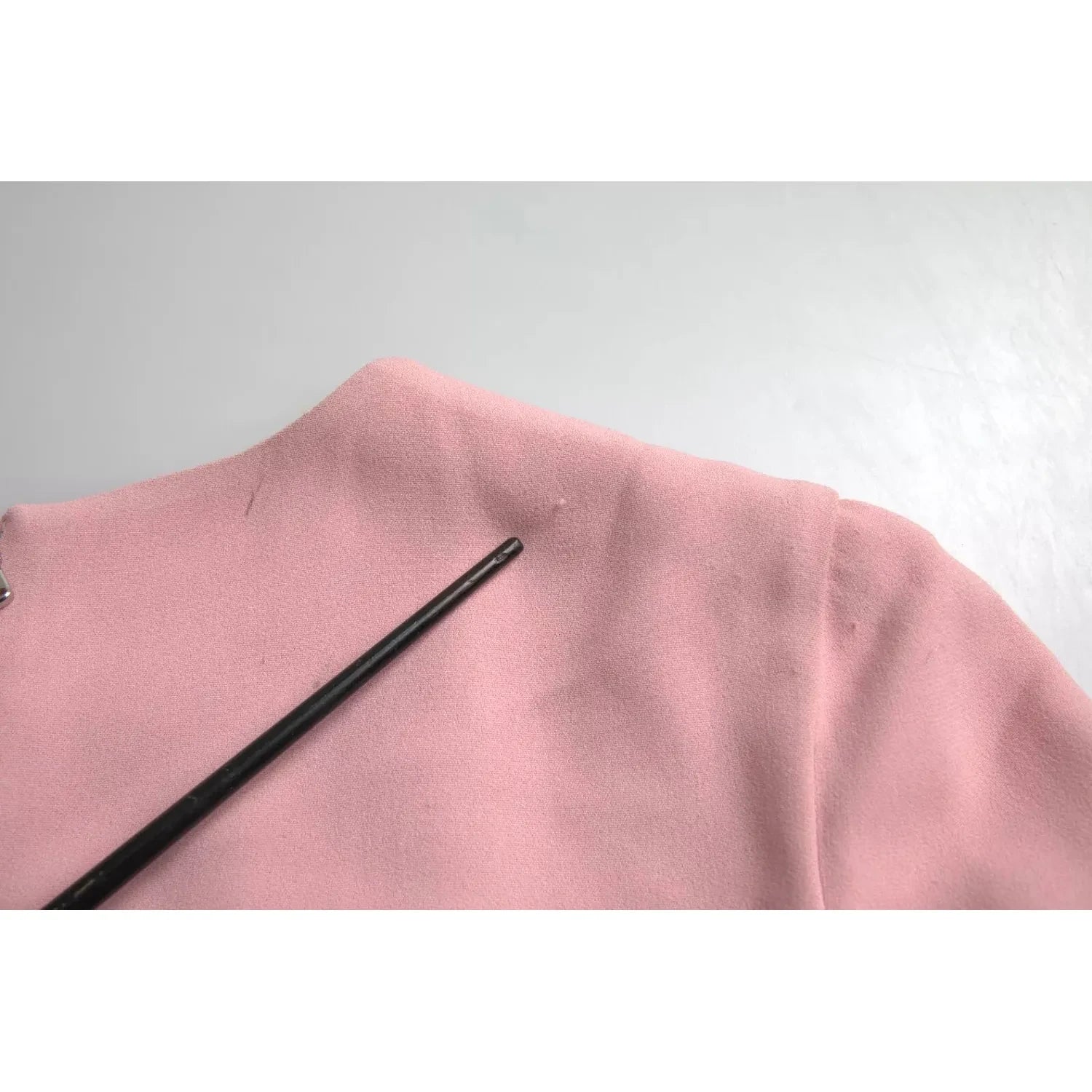 فستان دولتشي آند غابانا الوردي من الفيسكوز بأكمام قصيرة وقصة A