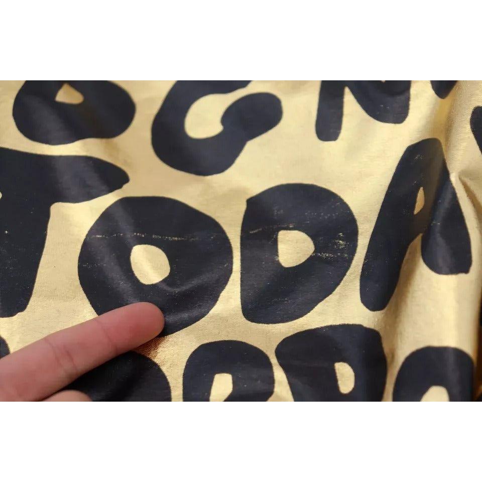 سترة صوفية بطبعة شعار دولتشي آند غابانا باللون الذهبي بياقة مدورة