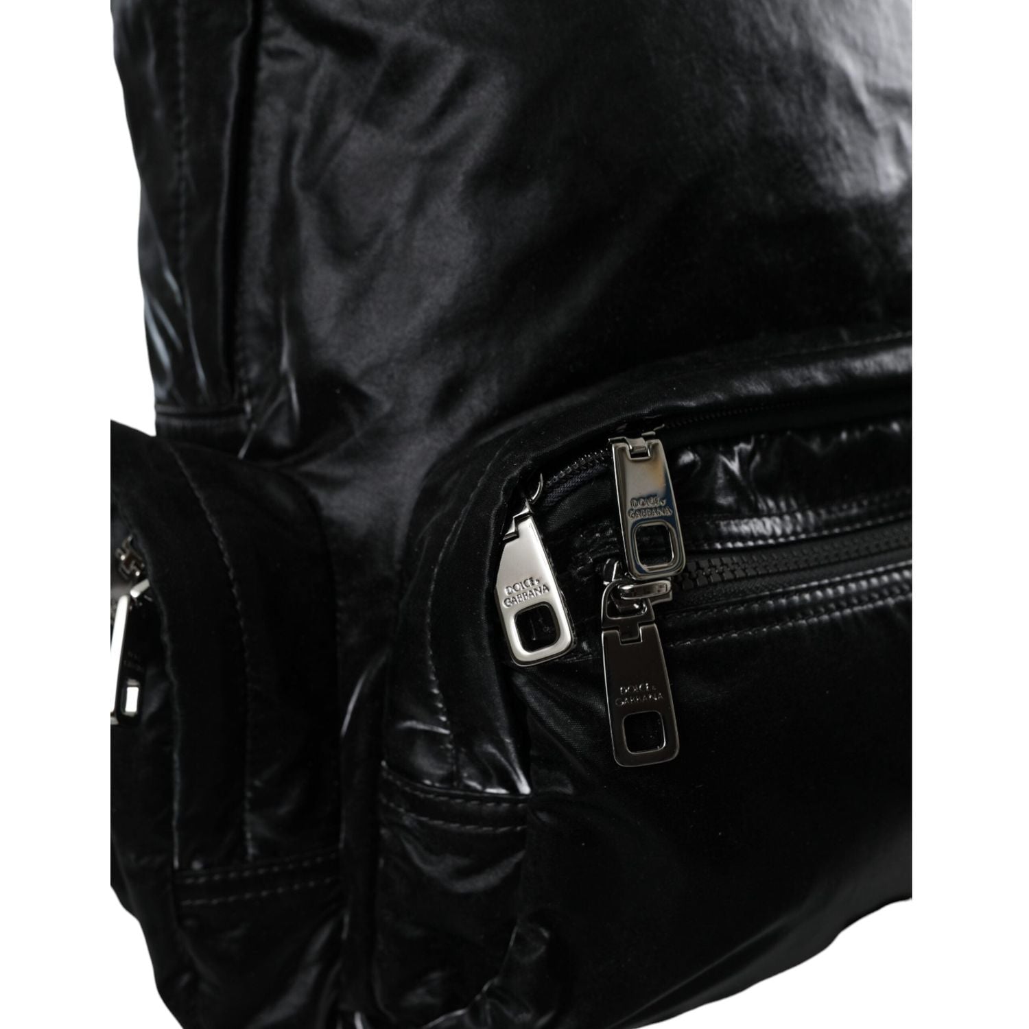 Front view with bag zipped and handles upright.