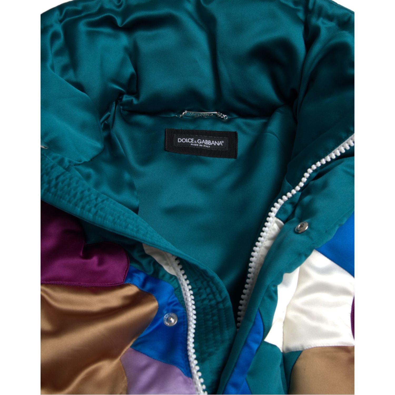 سترة واقية من الرياح مزينة بنقشة زهور متعددة الألوان من دولتشي آند غابانا