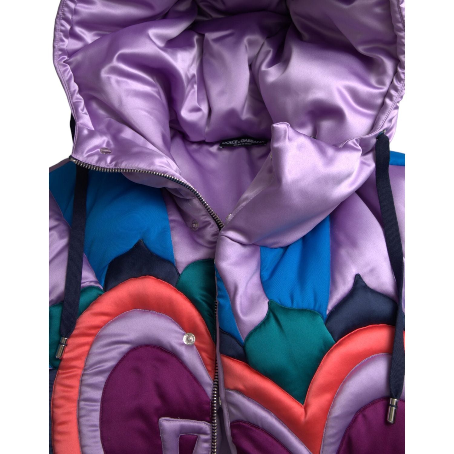 سترة منفوخة بغطاء رأس وشعار قلب متعدد الألوان من دولتشي آند غابانا