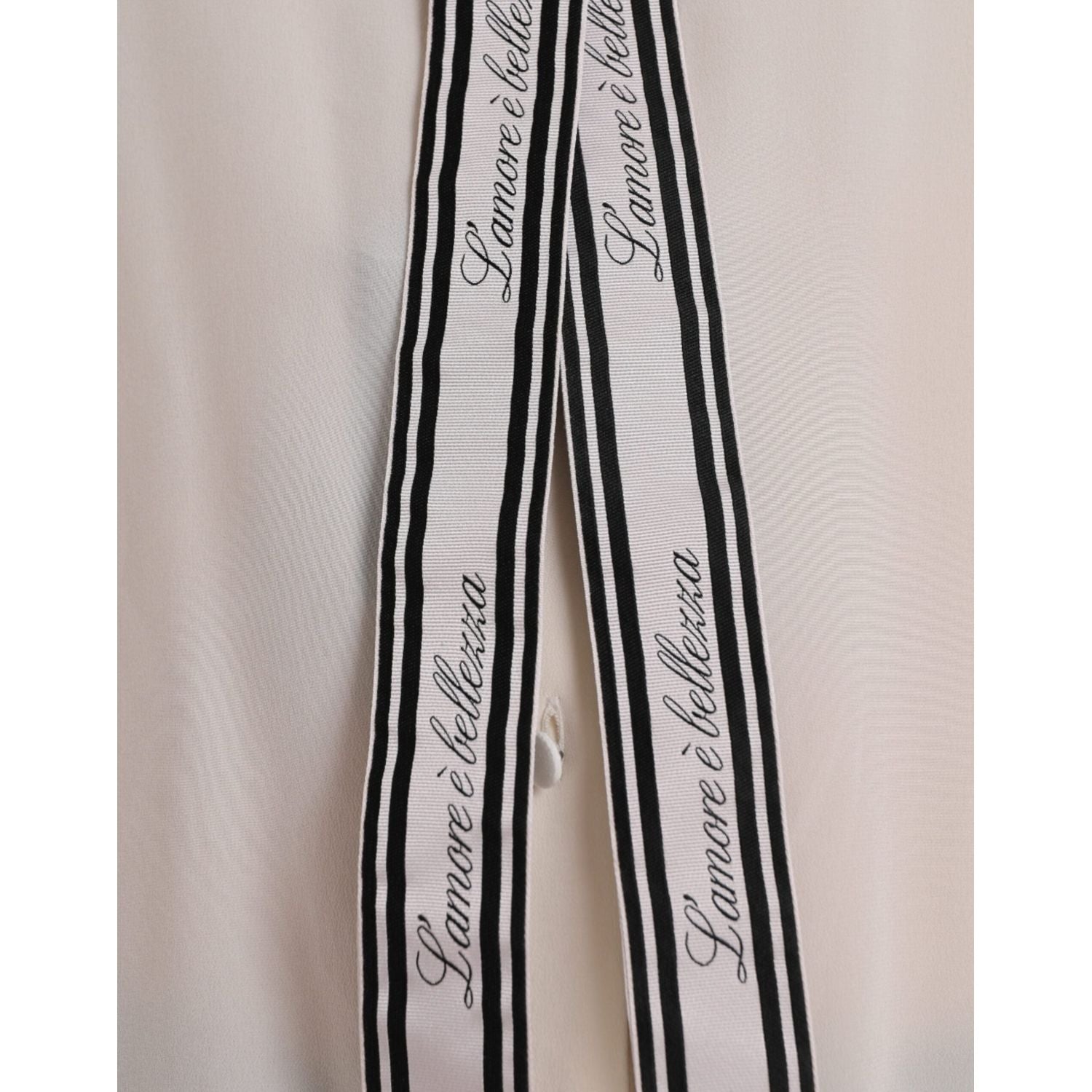 بلوزة دولتشي آند غابانا باللون الأبيض العاجي بأكمام طويلة وأزرار