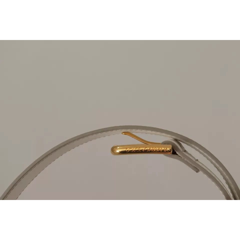 حزام دولتشي آند غابانا المصنوع من الجلد الأبيض والمزين بشعار ذهبي ومشبك معدني