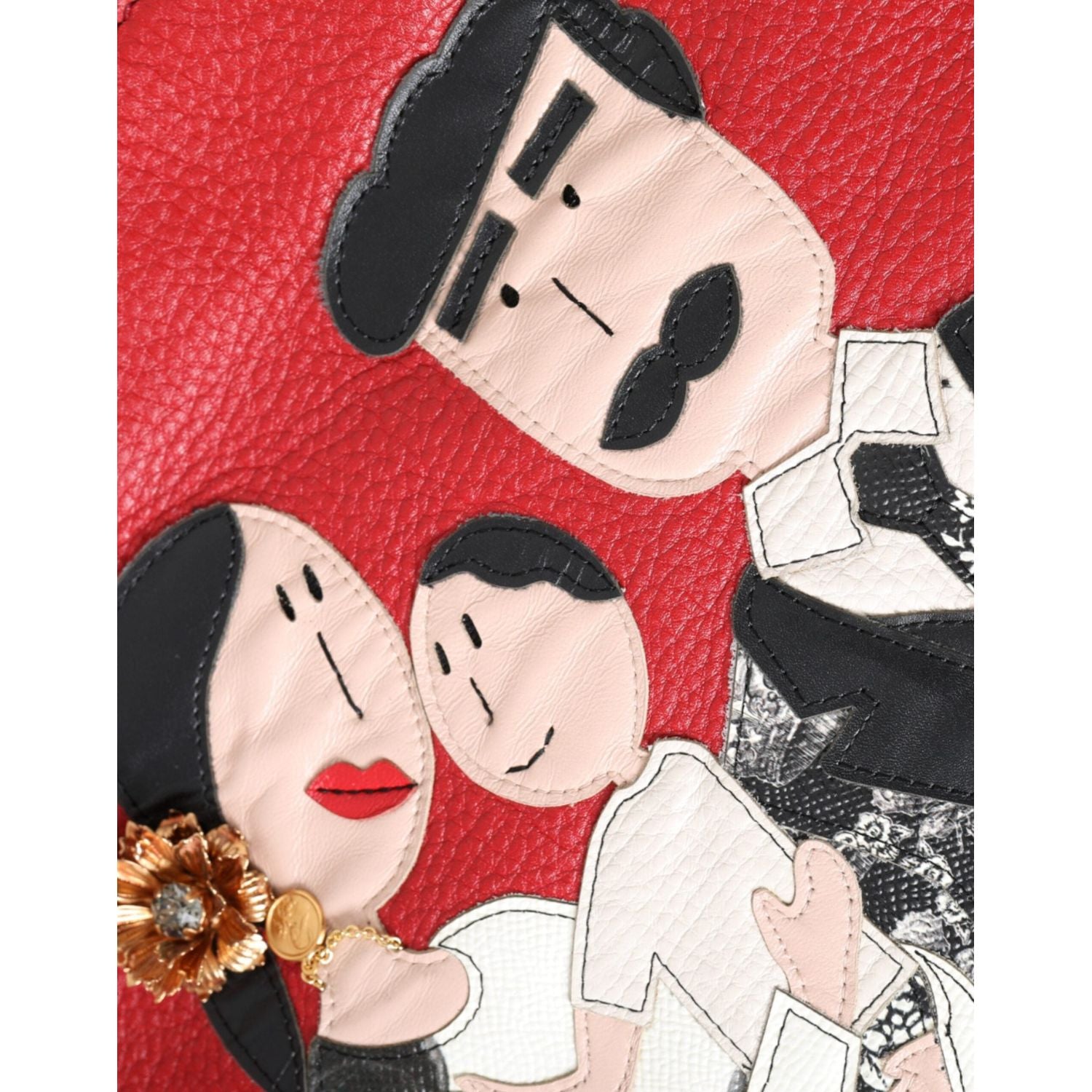 حقيبة تسوق من الجلد الأحمر من دولتشي آند غابانا تحمل شعار #DGFamily