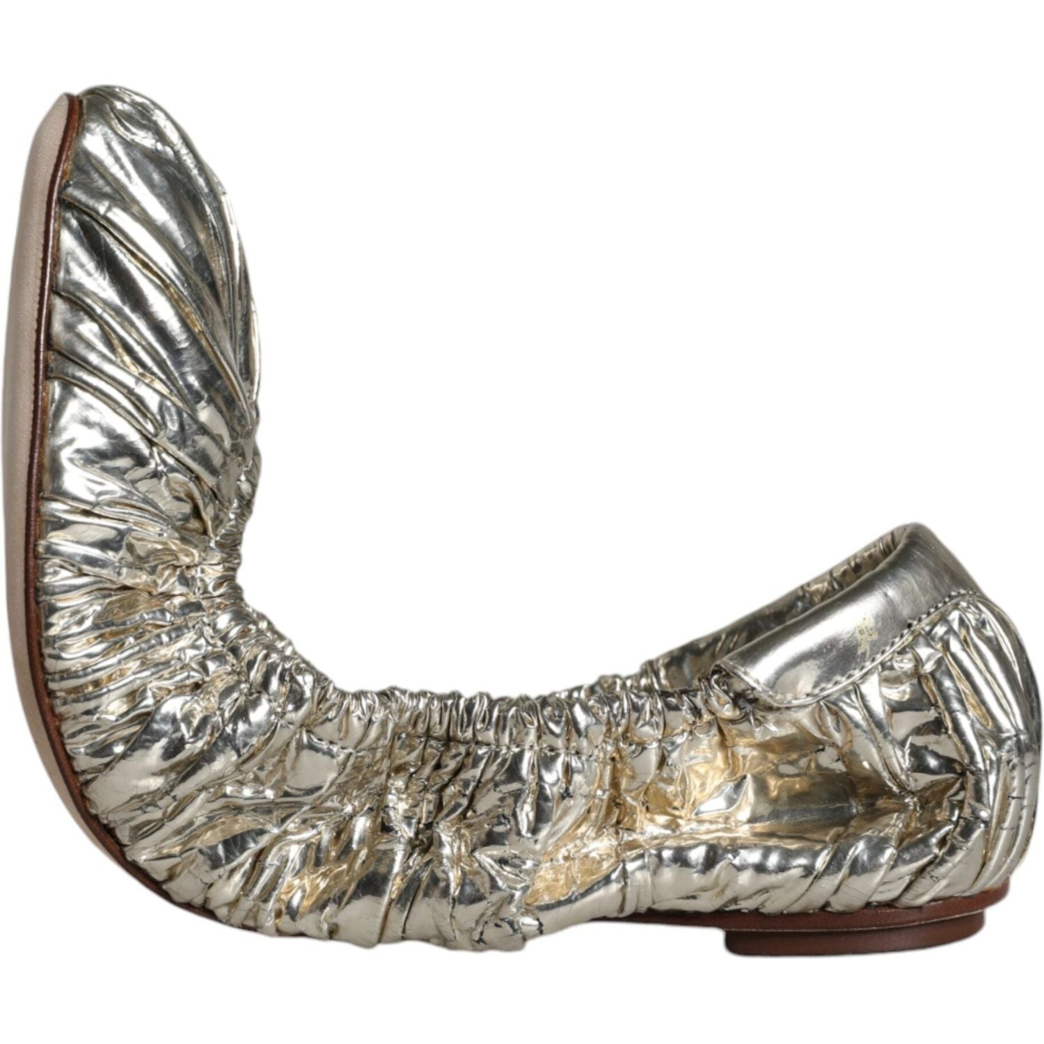 حذاء باليه مسطح من الجلد اللامع باللون الفضي من دولتشي آند غابانا