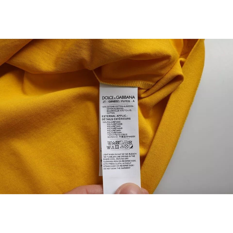 تي شيرت Dolce &amp; Gabbana من القطن بقبة دائرية وشعار باللون الأصفر الداكن