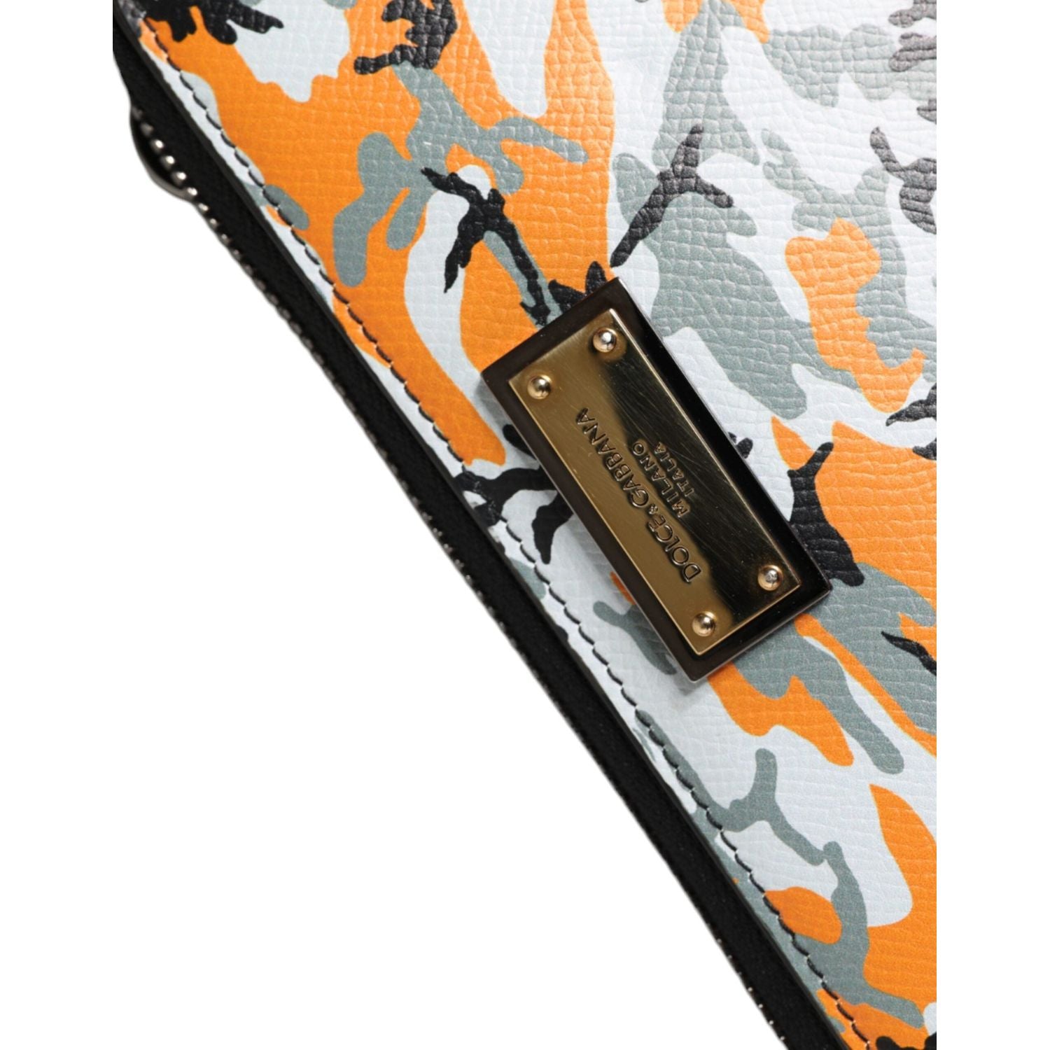 حقيبة كروس بودي من دولتشي آند غابانا مصنوعة من الجلد متعدد الألوان بتصميم مموه