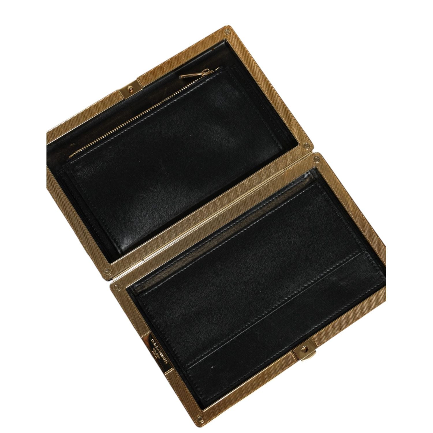 Front view with bag zipped and handles upright.